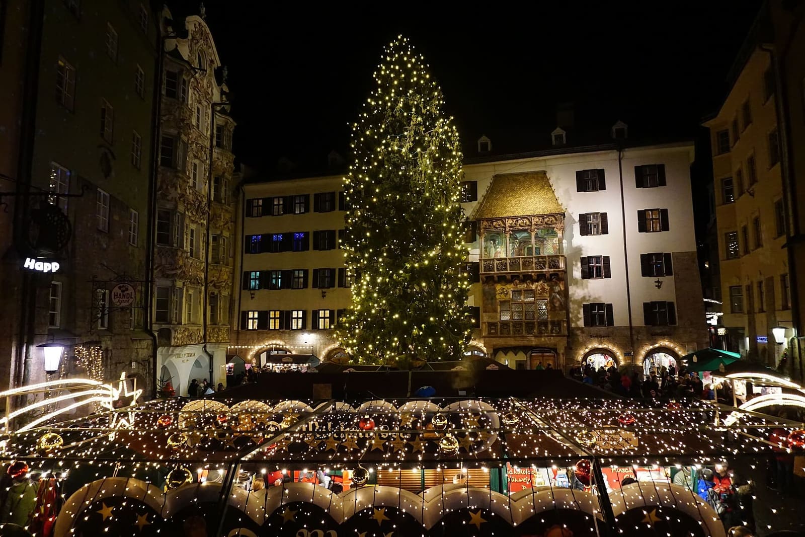 il mercatino davanti al Tettuccio d'Oro dall'alto, con l'abete illuminato, il 23 dicembre 2016