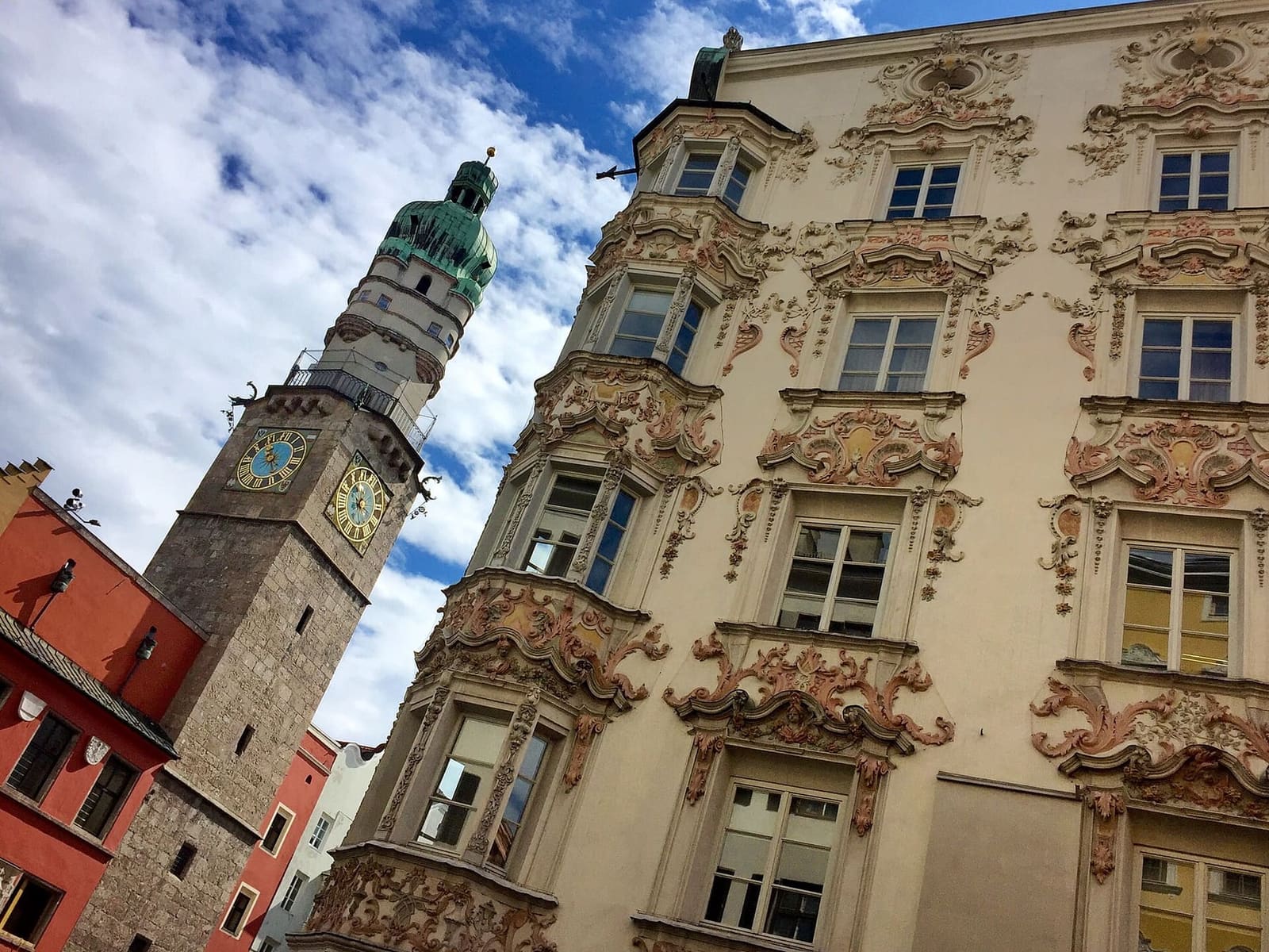 la facciata a stucchi della casa Helbling, con la torre civica accanto