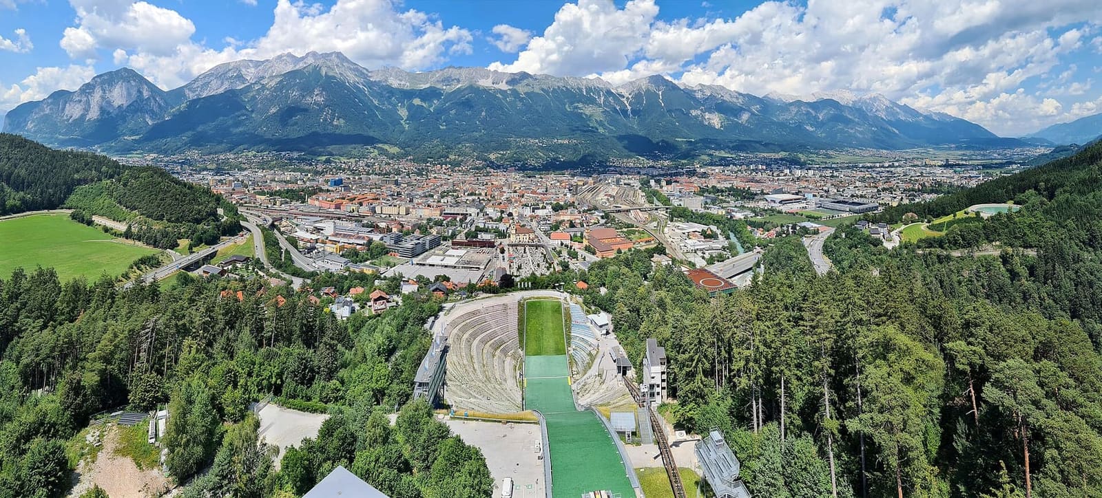 lo stadio del Bergisel e la città dalla cima del trampolino, nel luglio 2026