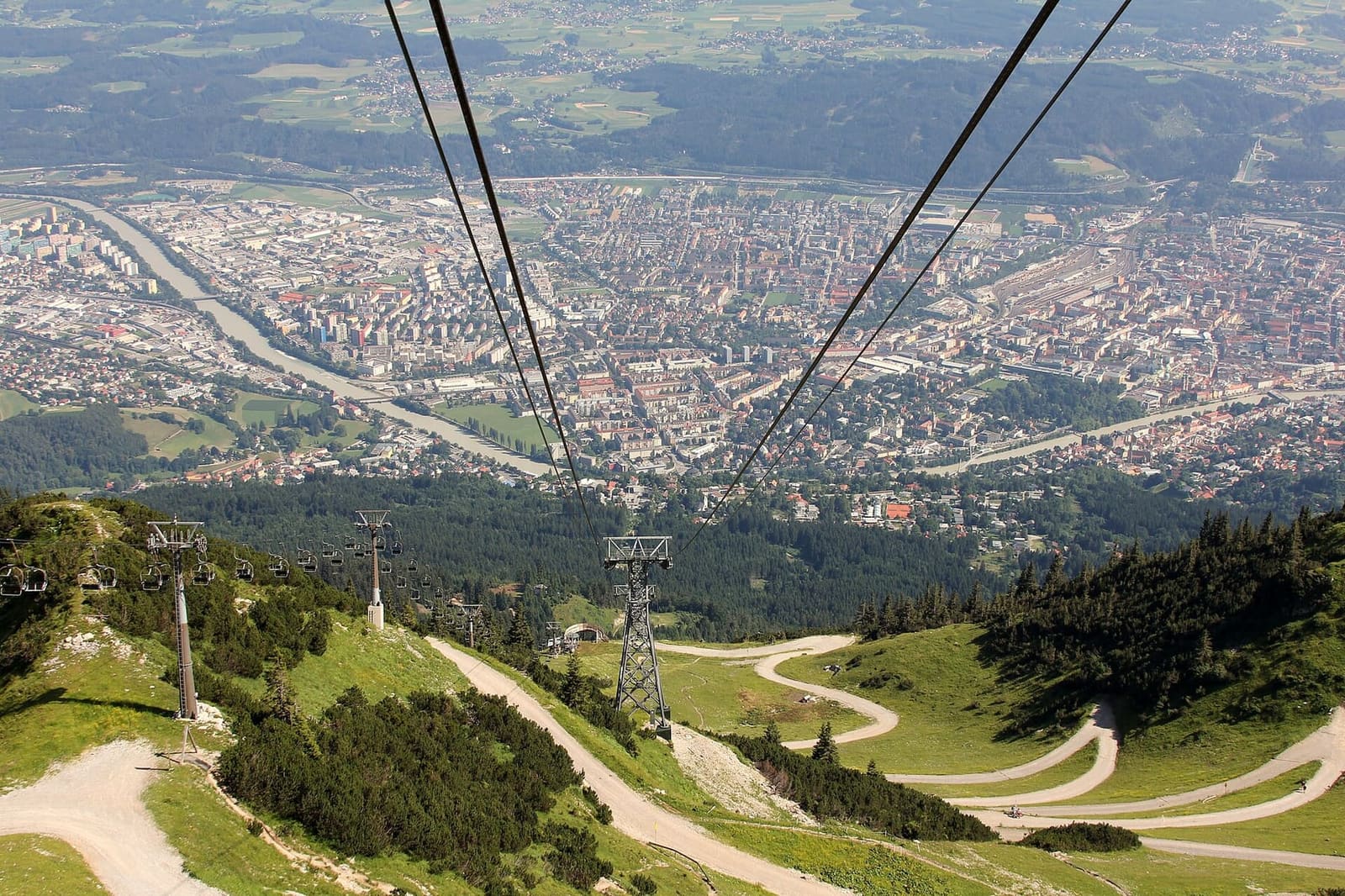 la città e la valle dell'Inn dalla funivia della Seegrube, d'estate
