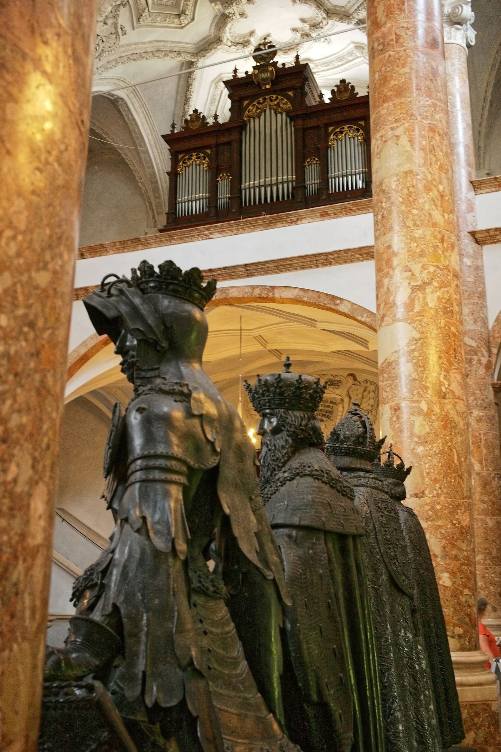 due degli Schwarze Mander, le statue di bronzo della Hofkirche