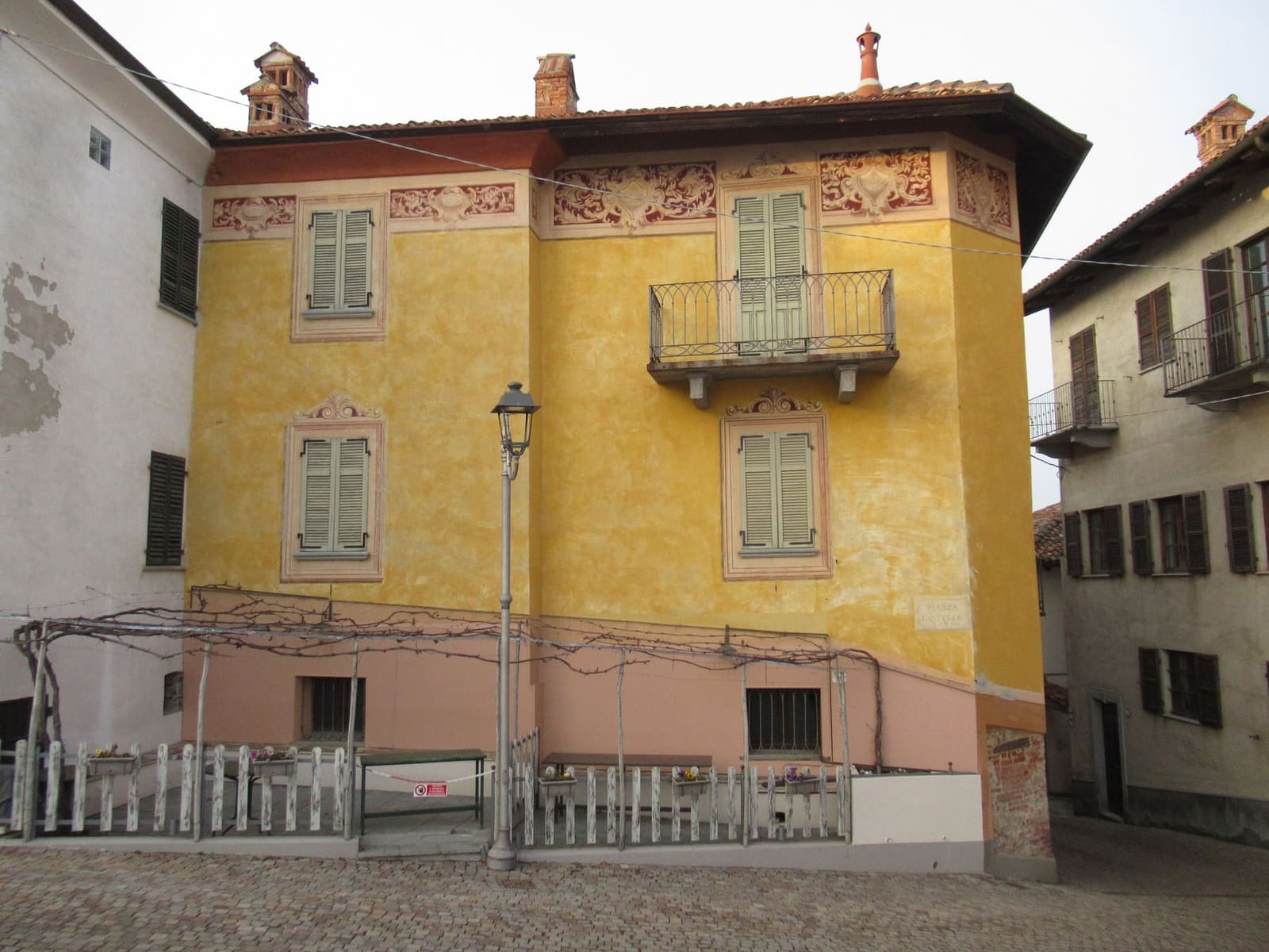 Casa Gabetti, la casa gialla con i fregi dipinti sotto il tetto