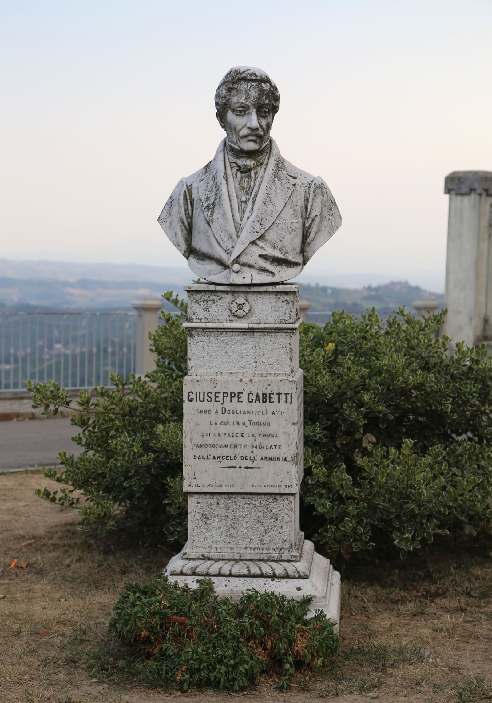 il busto di marmo di Giuseppe Gabetti, l'autore della Marcia Reale, sul belvedere