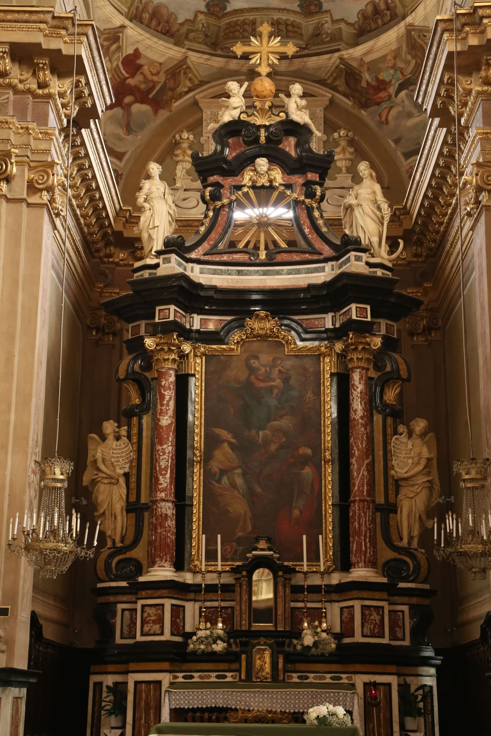 l'altare maggiore di San Martino, con la pala di Giovanni Carlo Aliberti fra le colonne