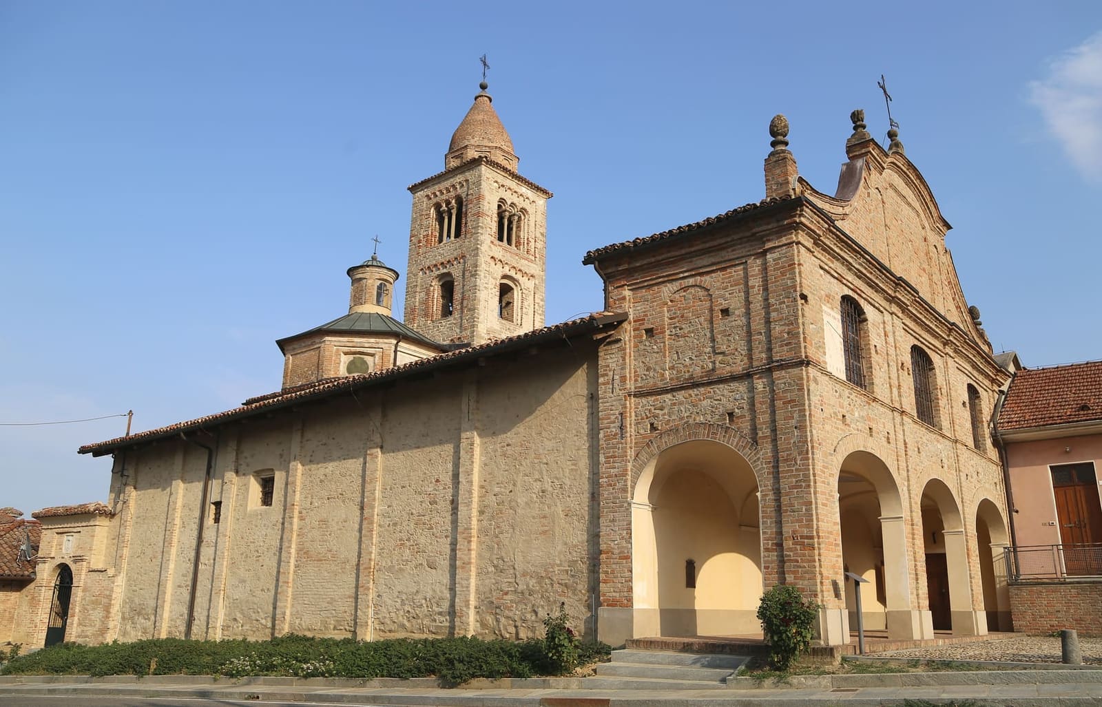 la chiesa dell'Annunziata con il portico e il campanile romanico