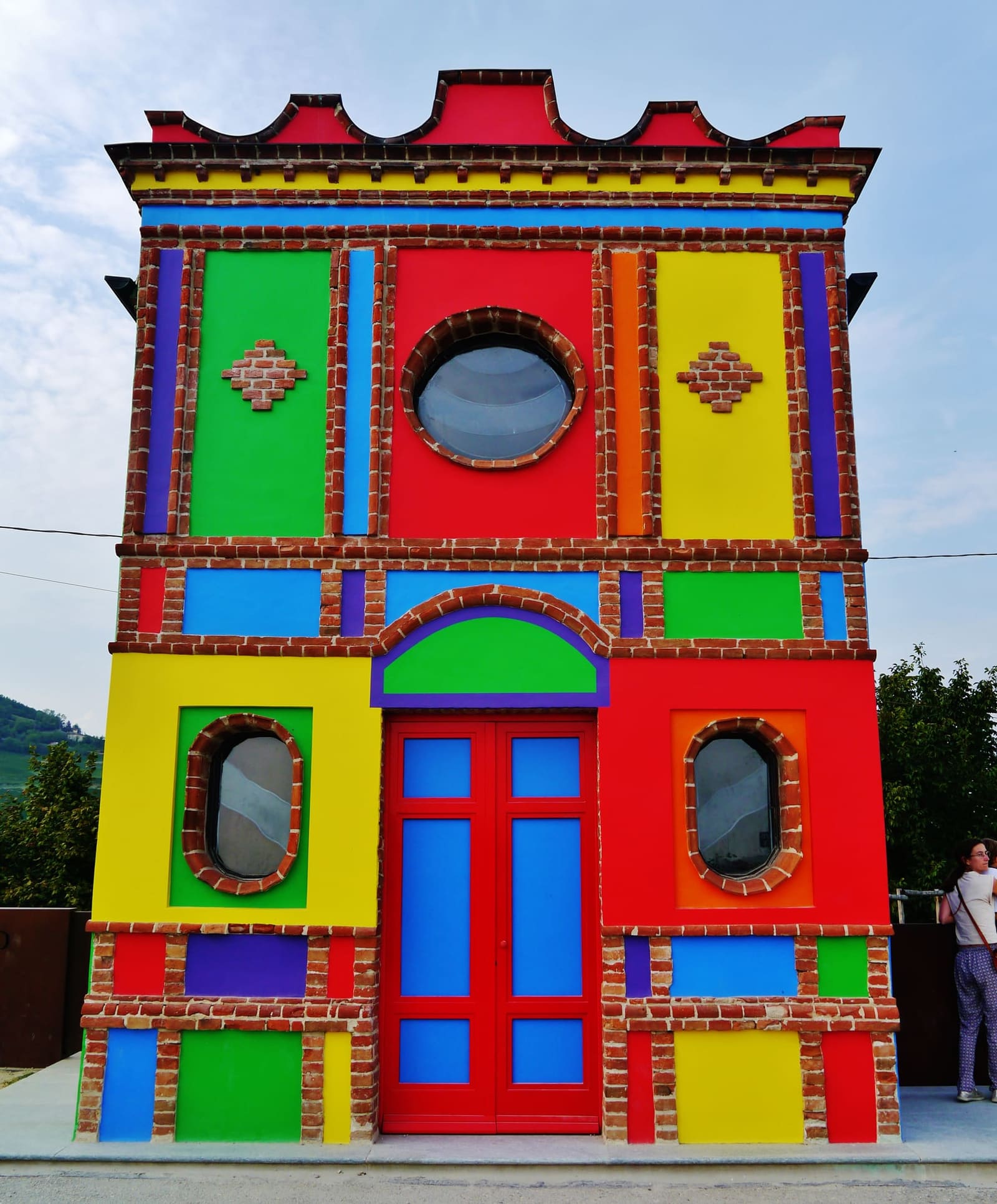 la facciata della Cappella del Barolo, dipinta da Sol LeWitt a riquadri di colori accesi