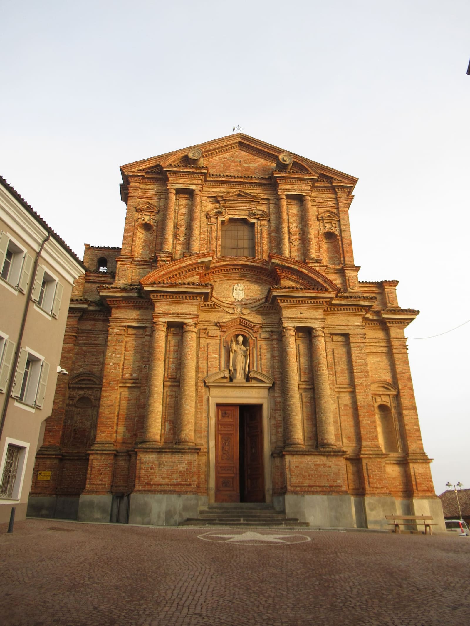 la facciata barocca di mattoni di San Martino, sulla sua piazzetta
