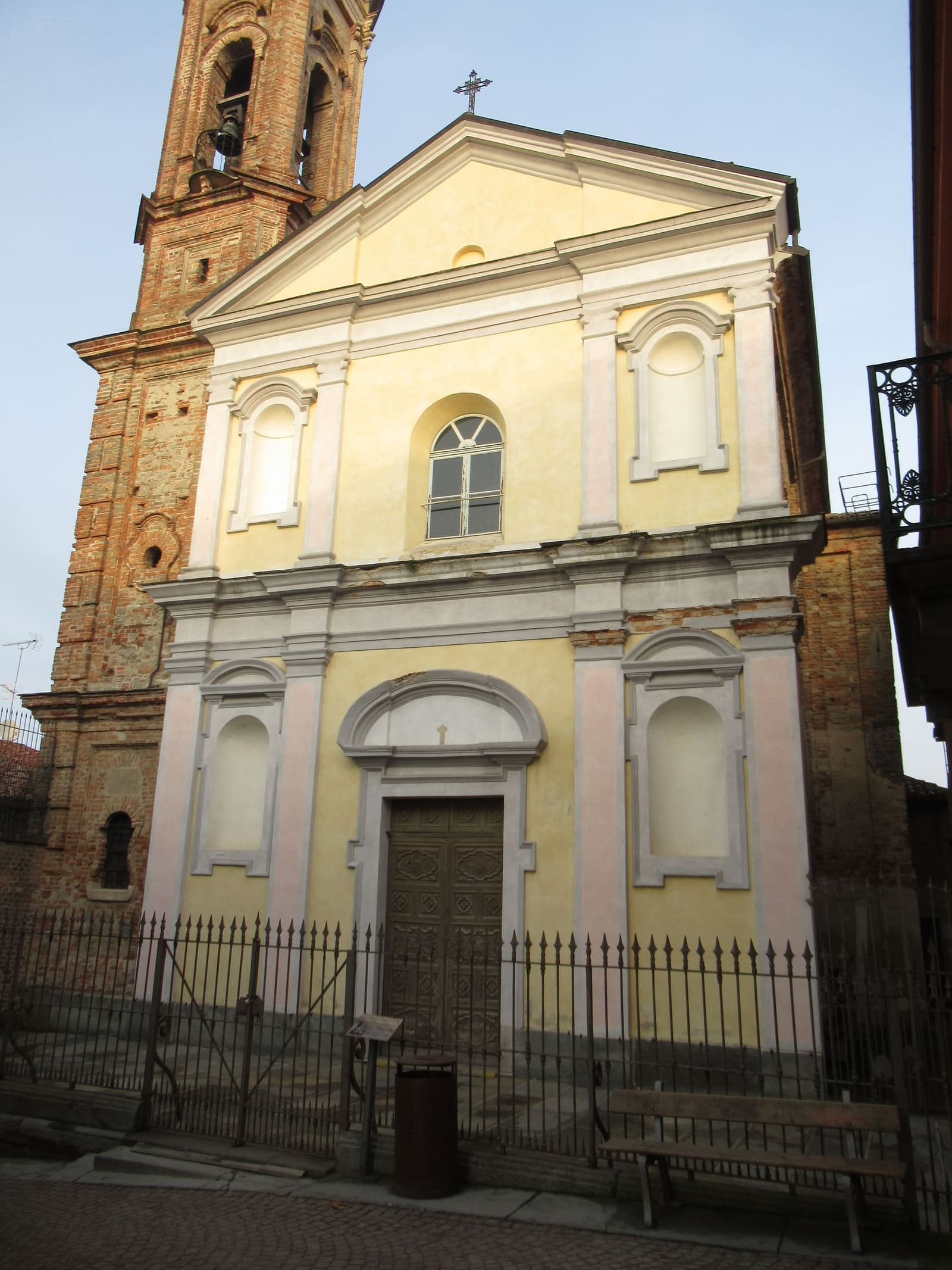 la facciata chiara di San Sebastiano, con il campanile di cotto accanto