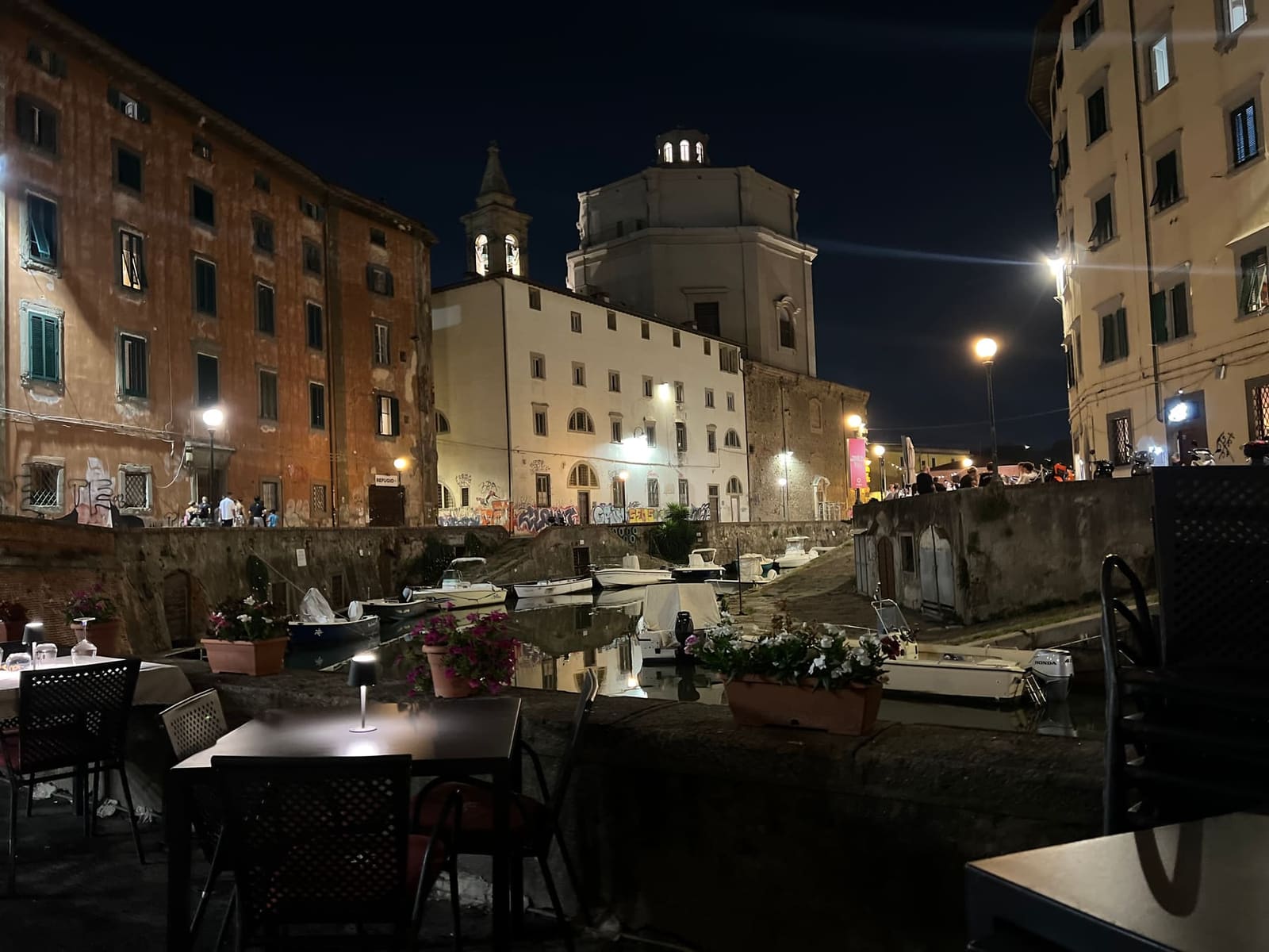 Santa Caterina illuminata, vista dai tavolini sulla banchina