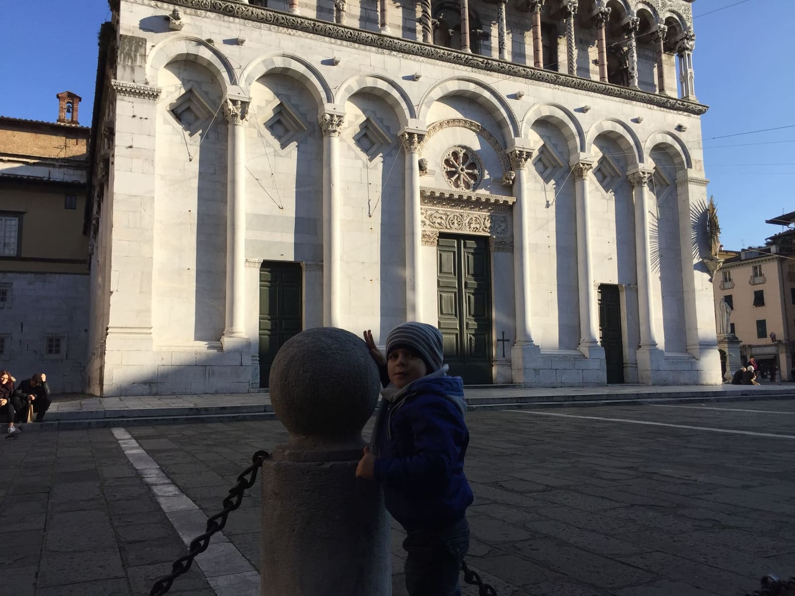 il fianco di San Michele in Foro con le arcate cieche, nel dicembre del 2015