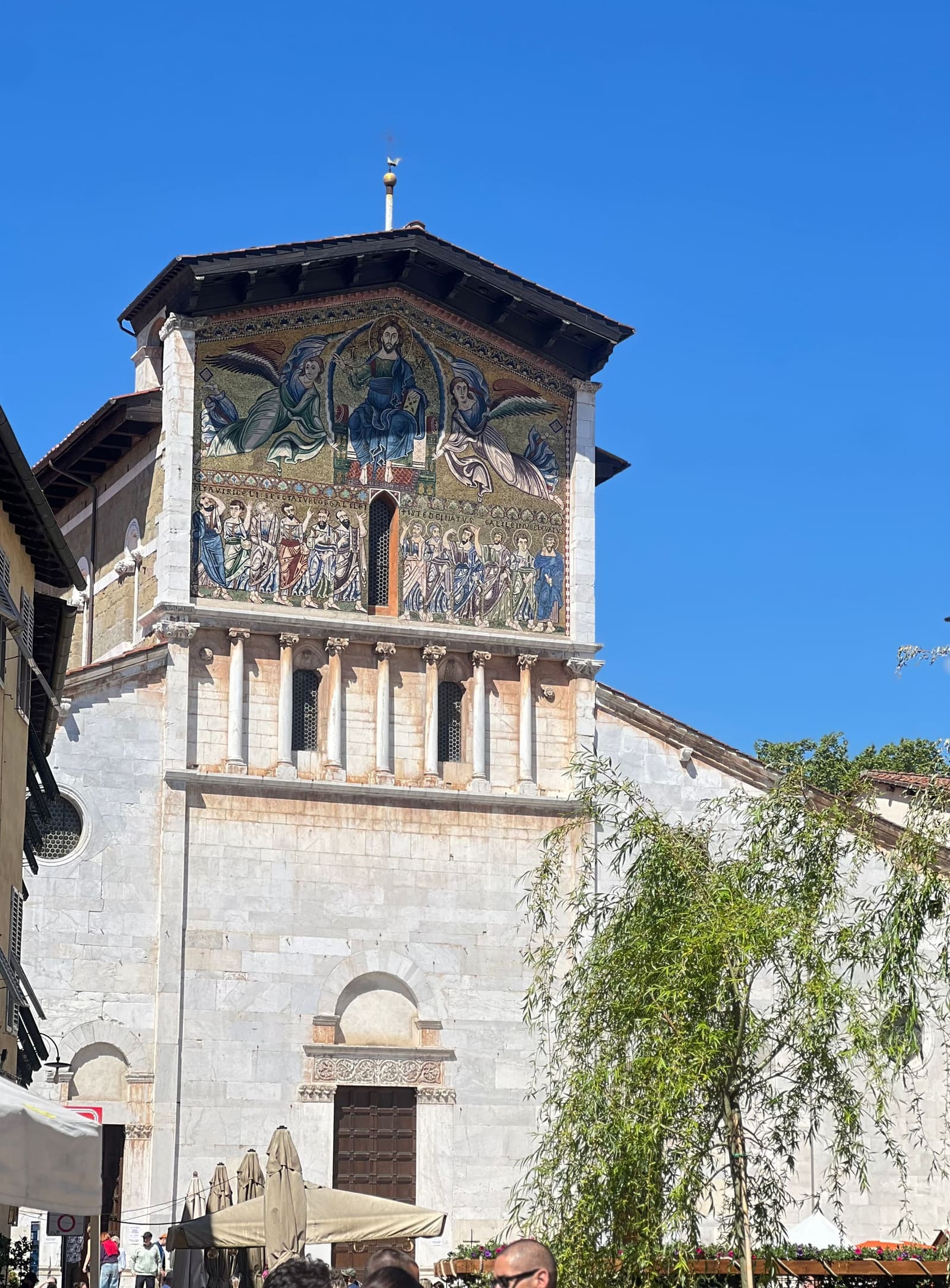 la facciata di San Frediano con il grande mosaico dorato dell'Ascensione