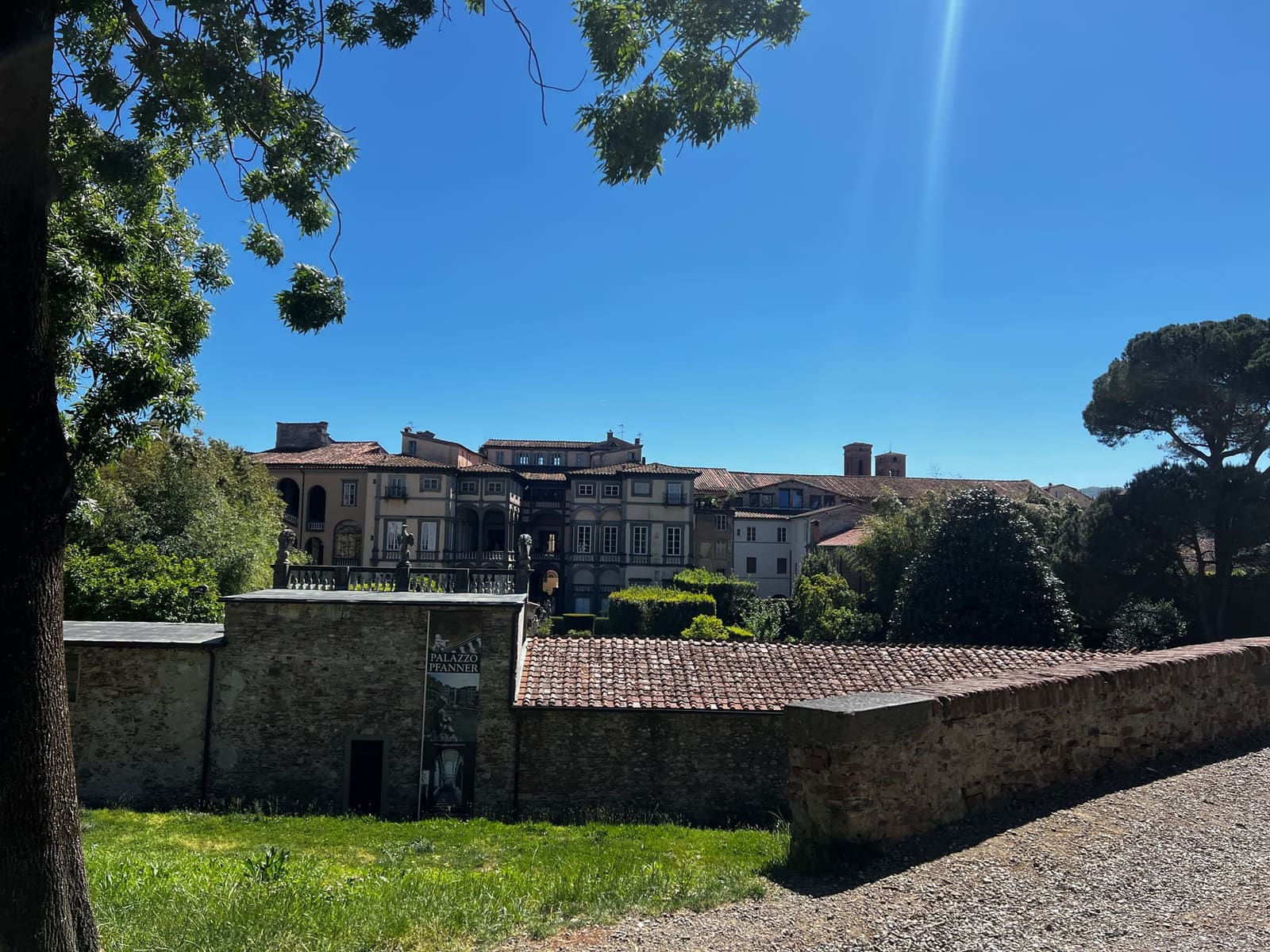 Palazzo Pfanner e il suo giardino visti dalle Mura, oltre il muro di cinta