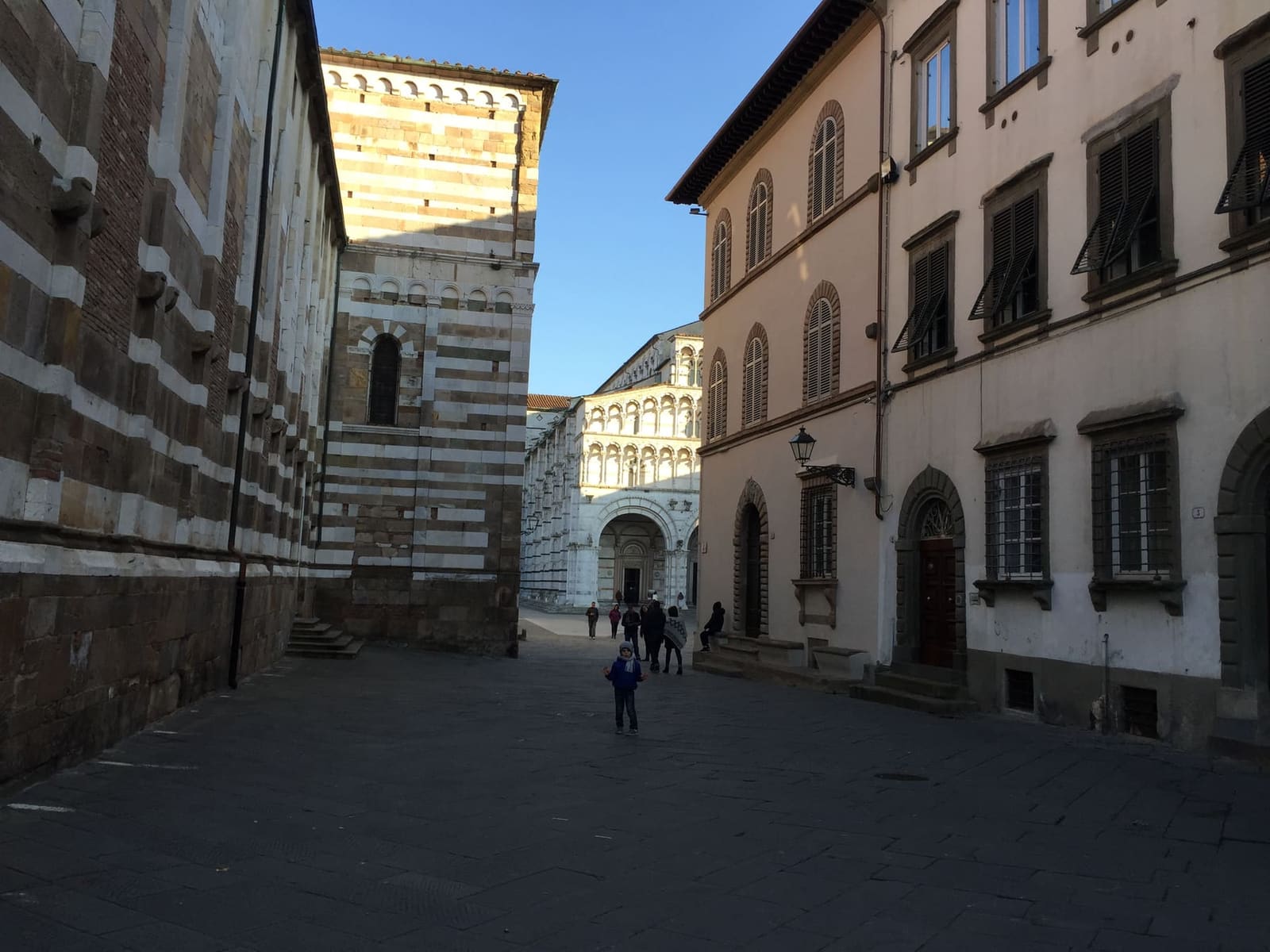 piazza San Giovanni, con la chiesa dei Santi Giovanni e Reparata a sinistra e il Duomo di San Martino in fondo