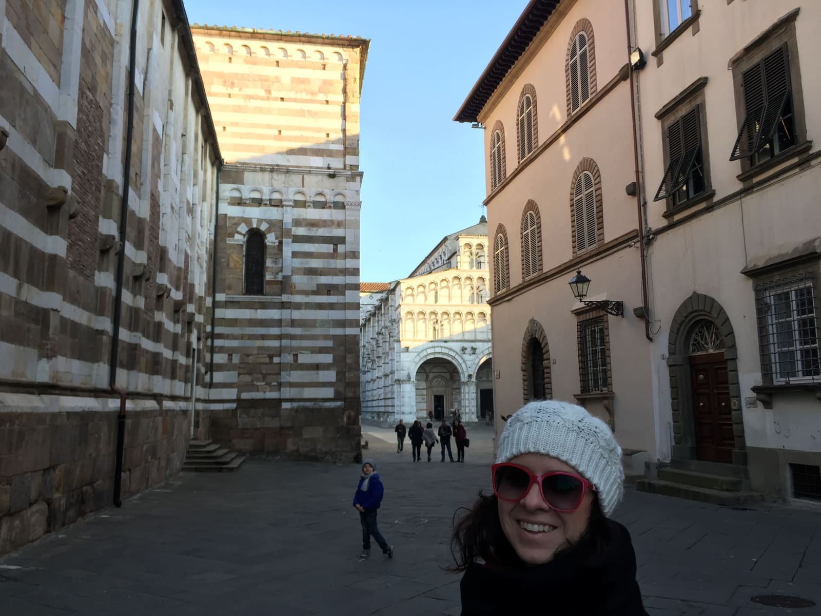 eccoci in piazza San Giovanni, con la facciata del Duomo di San Martino in fondo alla strada