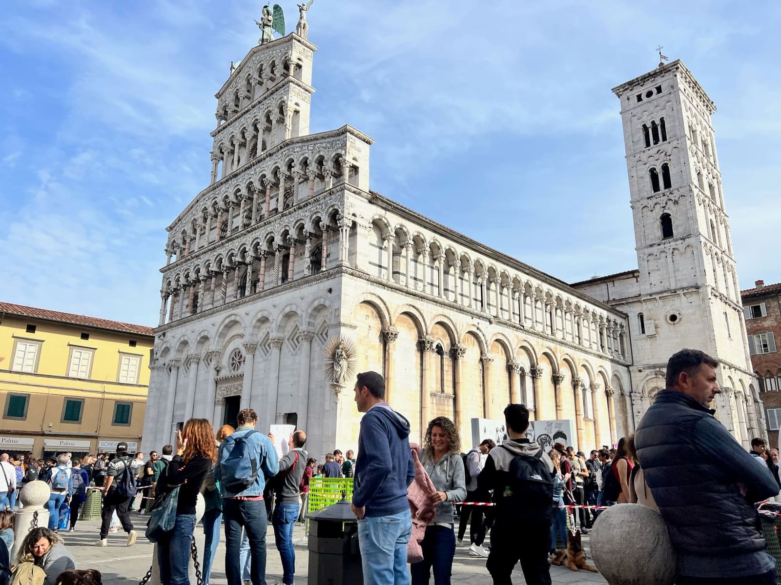 piazza San Michele il 1 novembre 2022, l'ultimo giorno di Lucca Comics & Games, piena di gente