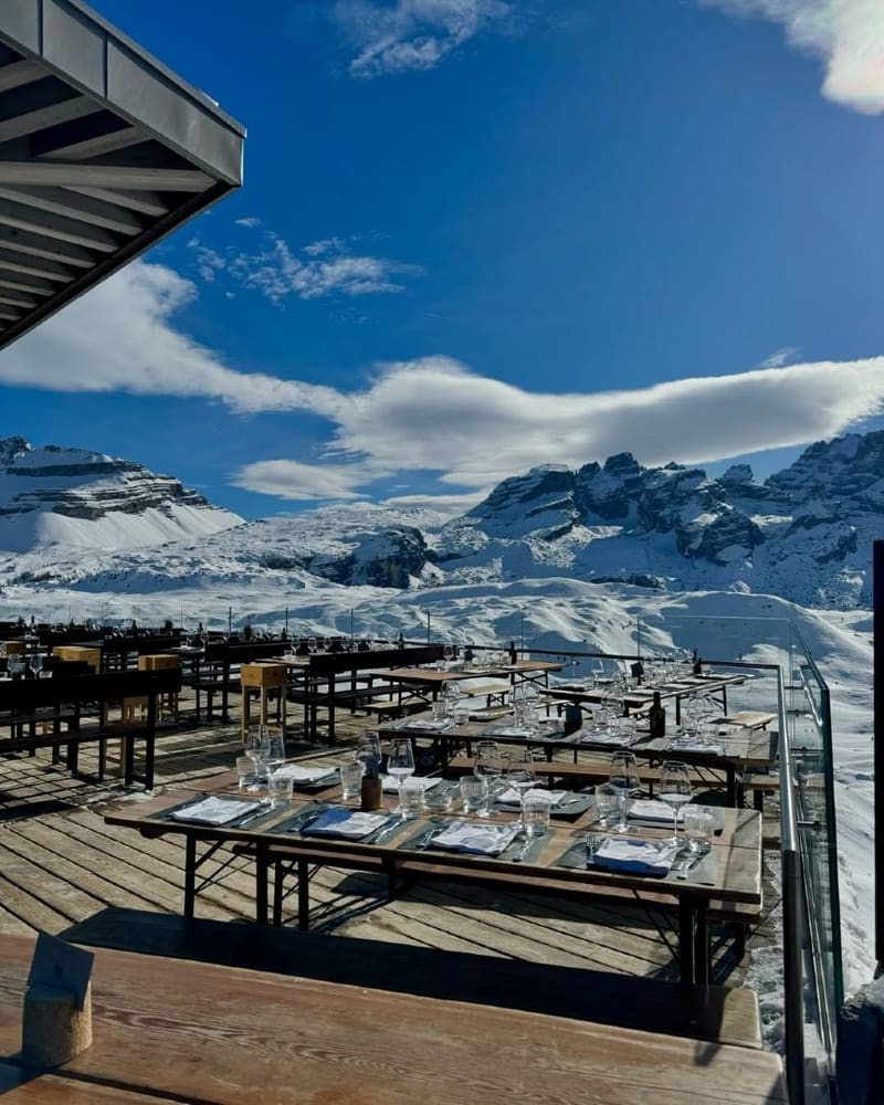 la terrazza dello Chalet Spinale, tavoli apparecchiati davanti alle cime del Brenta