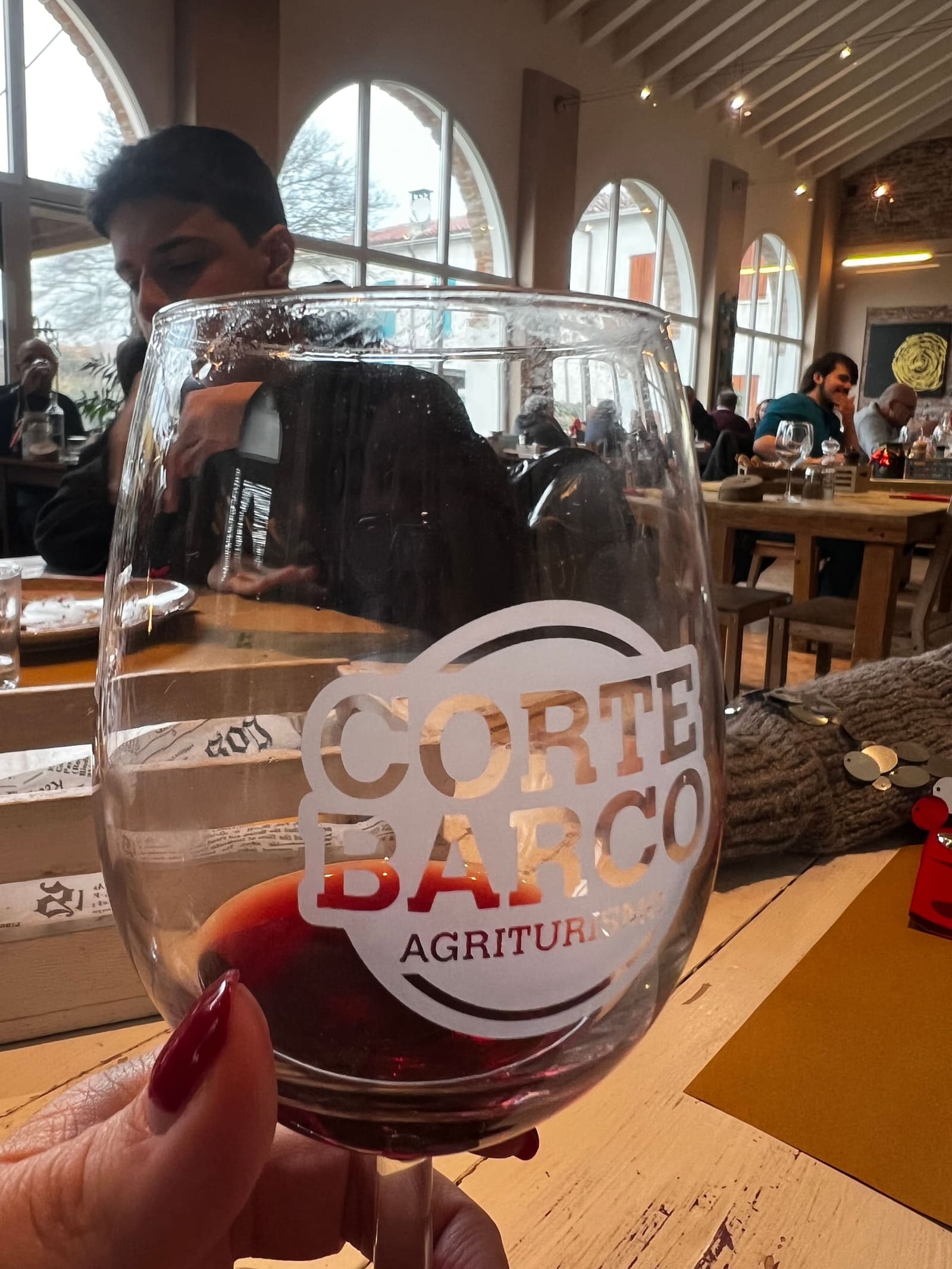 il nostro bicchiere di rosso all'agriturismo Corte Barco, nella sala sotto le vetrate ad arco