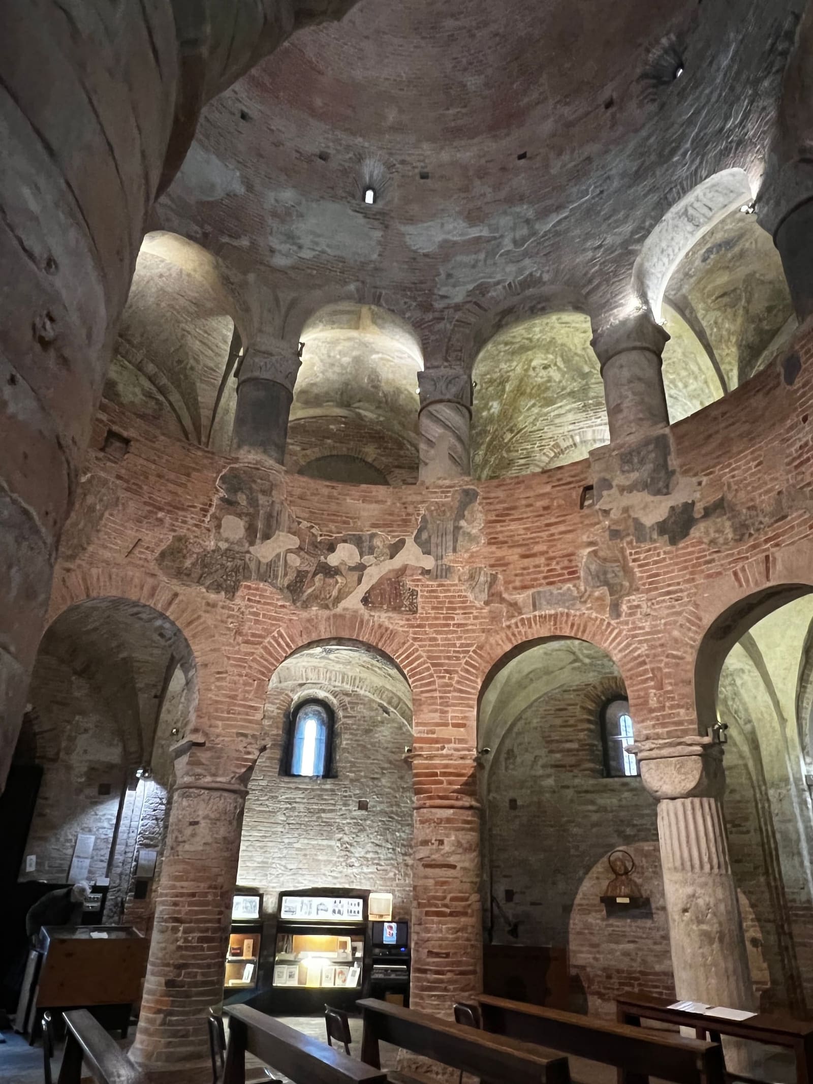 l'interno in mattoni della Rotonda di San Lorenzo, il matroneo e le tracce di affresco sotto la cupola