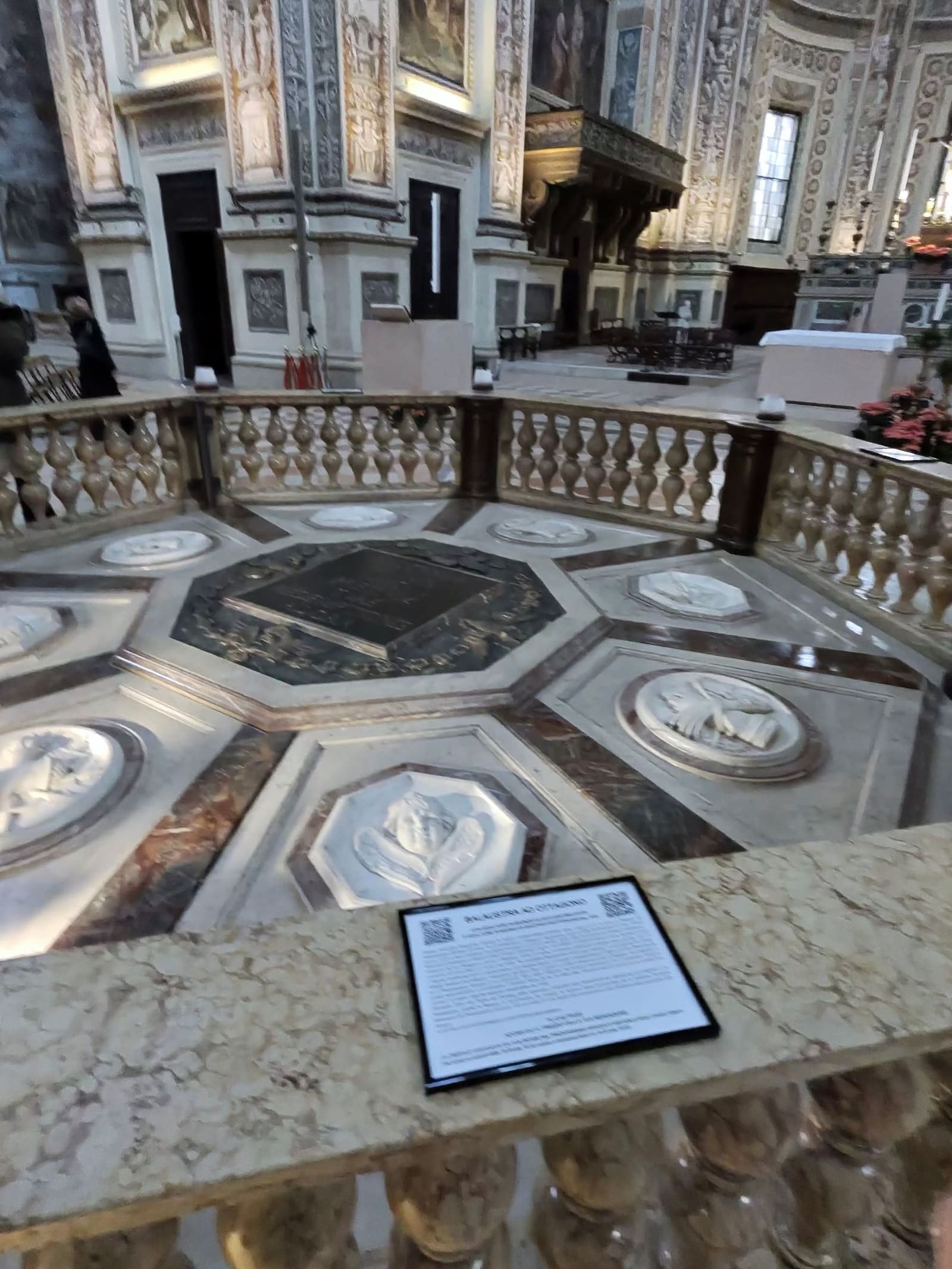 la balaustra ottagonale al centro della basilica di Sant'Andrea, sopra la cripta che custodisce i Sacri Vasi