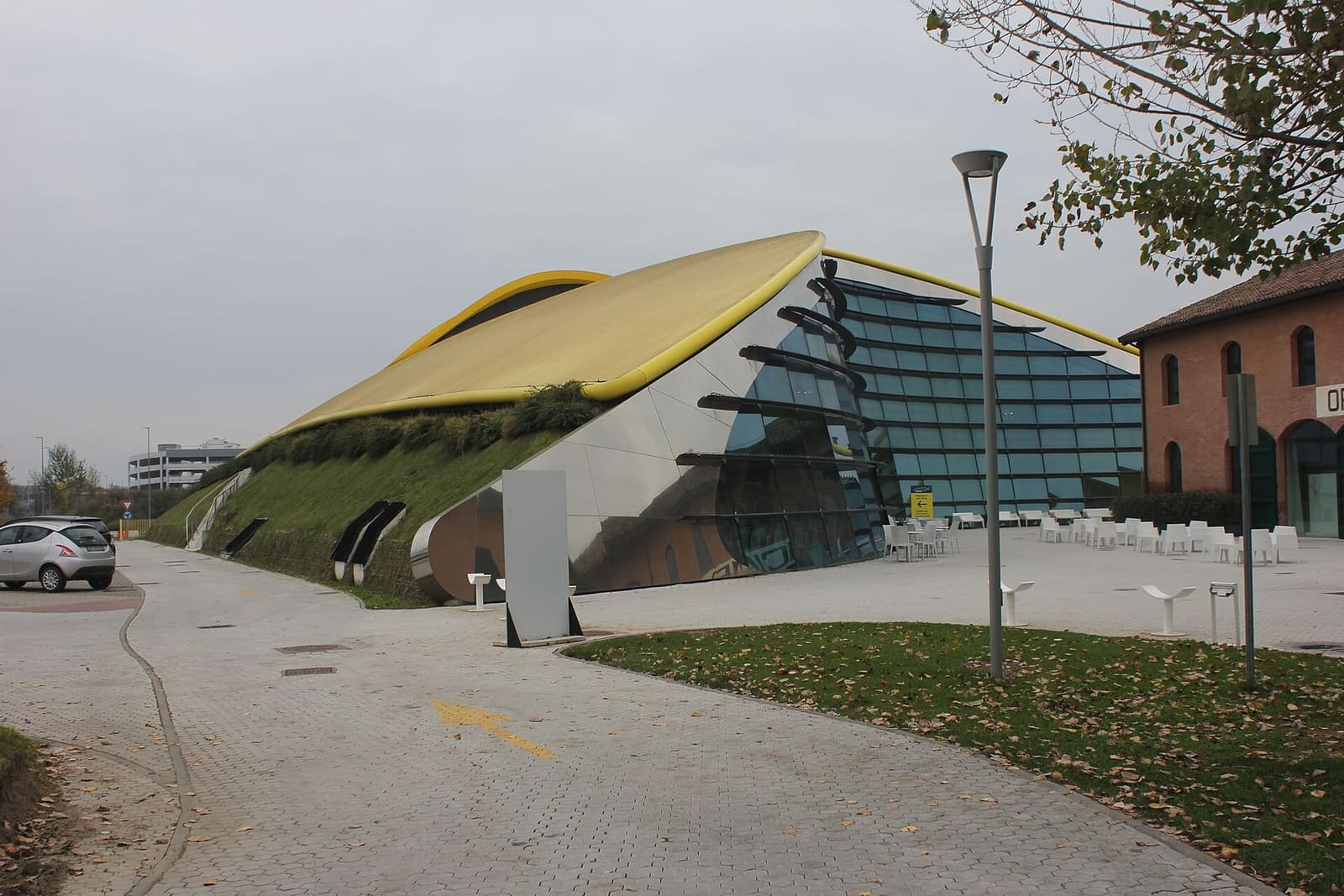 il tetto giallo a forma di cofano del padiglione di Jan Kaplický, al Museo Enzo Ferrari di Modena