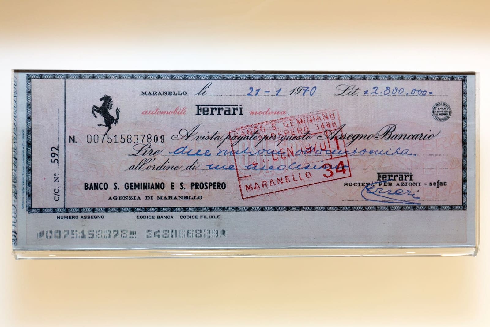 un assegno firmato da Enzo Ferrari nel 1970, nelle collezioni del Museo Ferrari di Maranello