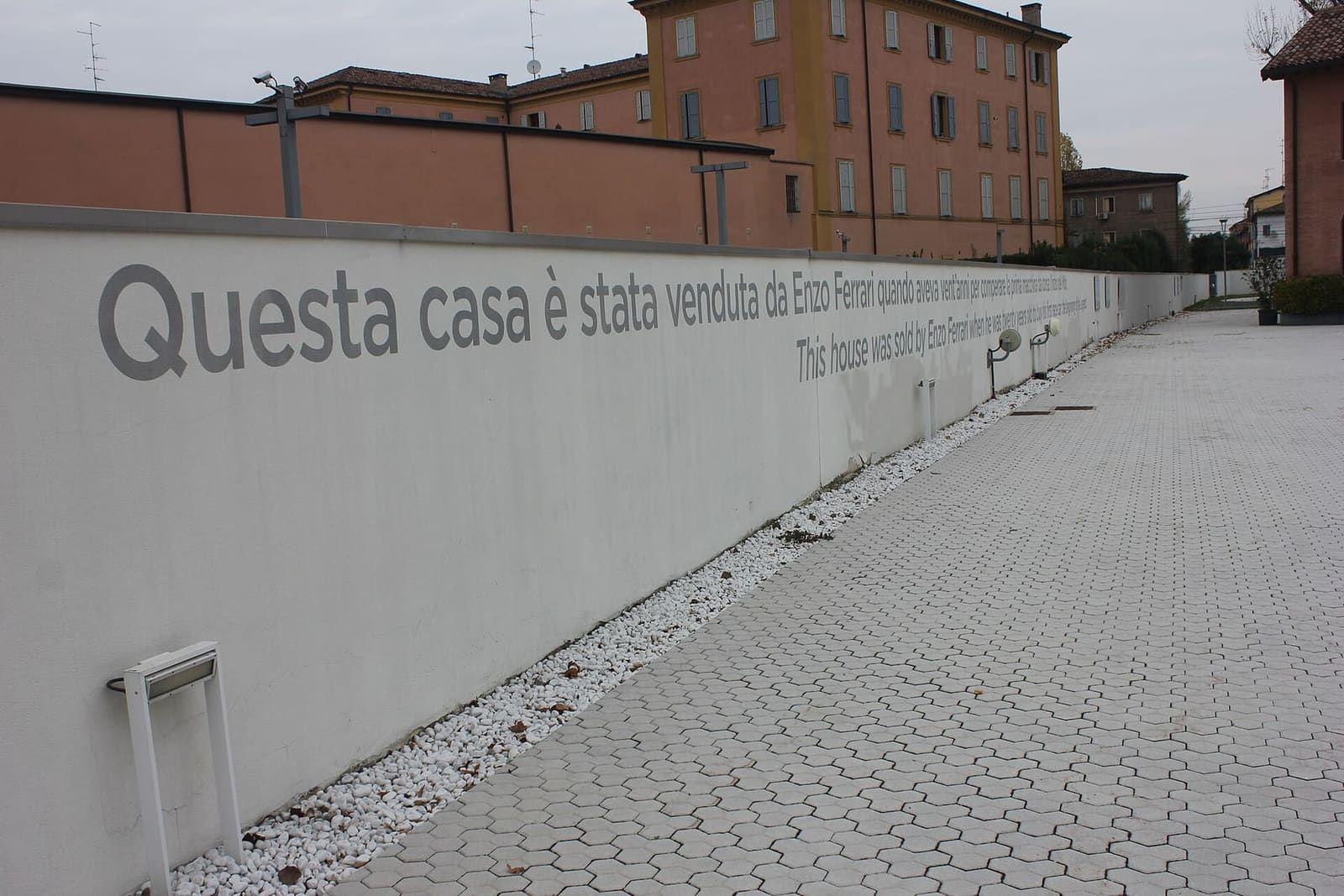 la scritta sul muro di cinta del Museo Enzo Ferrari di Modena, che racconta la casa venduta da Enzo Ferrari