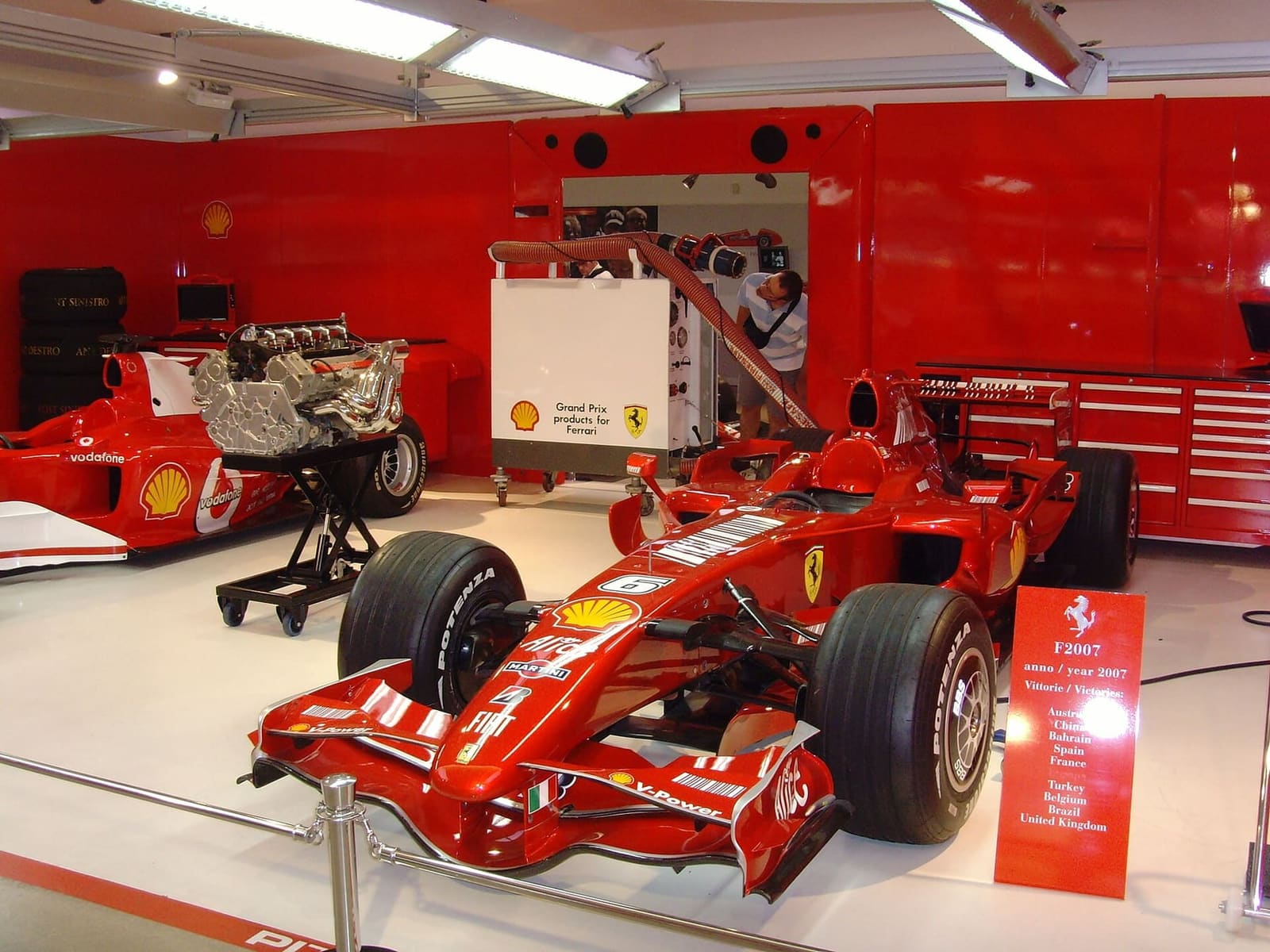 una Formula 1 in un box allestito nel Museo Ferrari di Maranello, con un motore sul carrello, nel 2008
