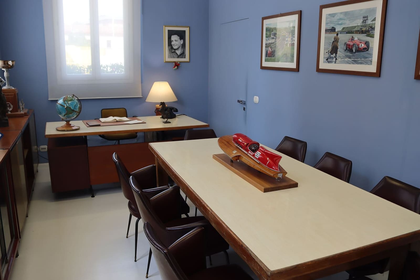 una stanza arredata con la scrivania e il modellino di un motoscafo, nel Museo Enzo Ferrari di Modena