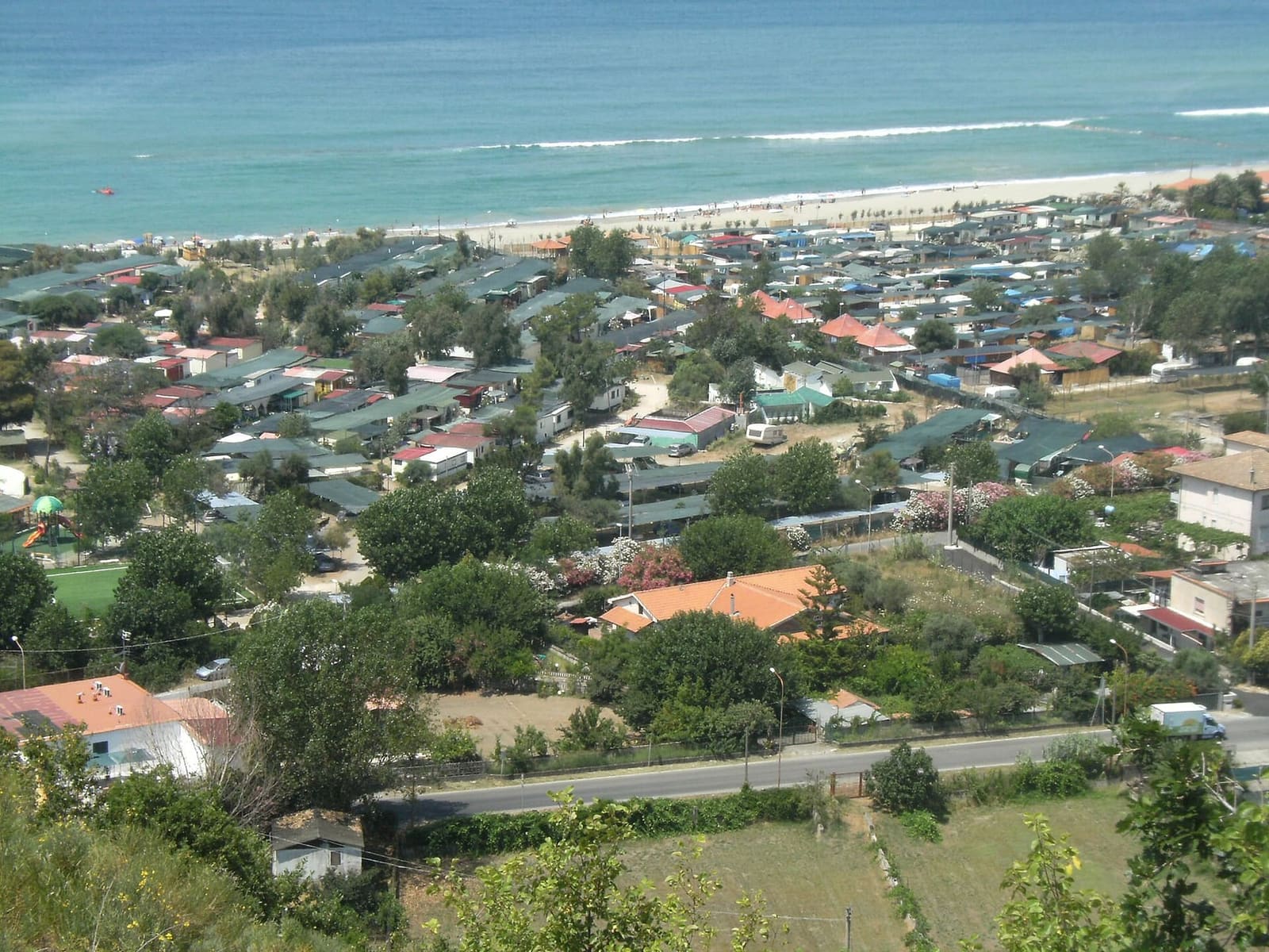 Marina di Ascea von oben, mit dem langen Strand hinter den Häusern