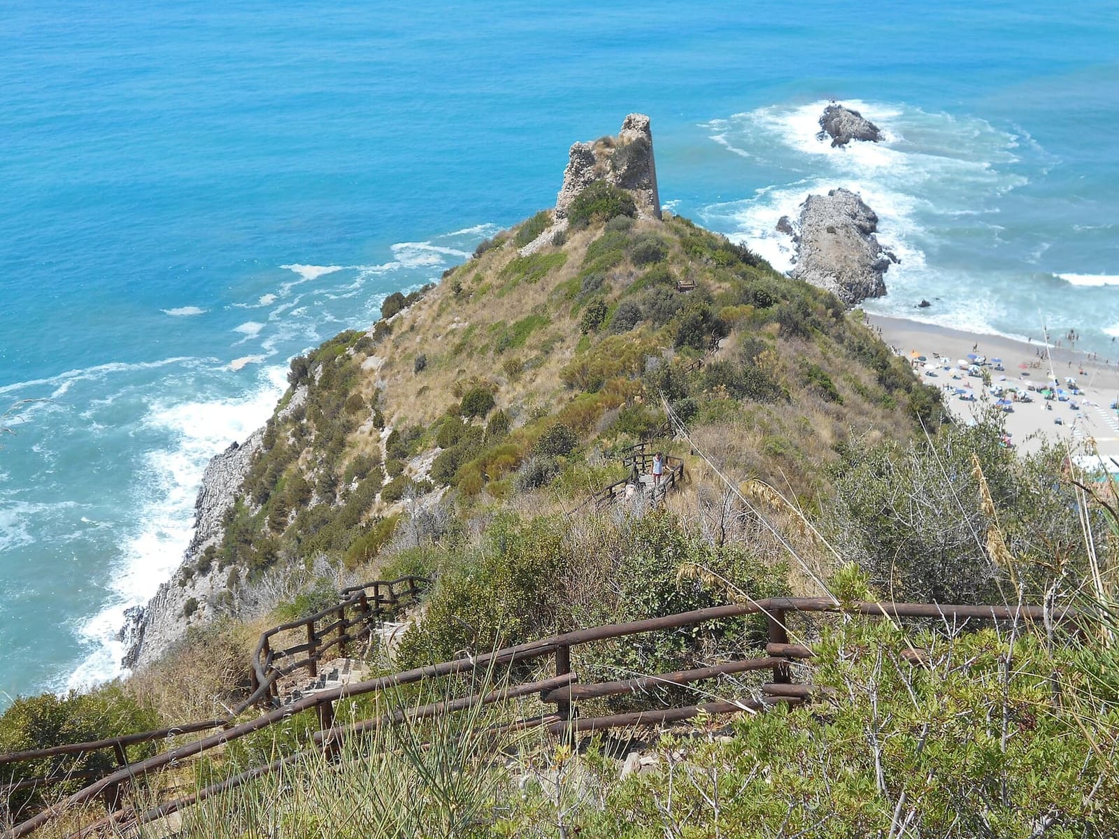 die Torre del Telegrafo und der Holzzaun des Sentiero degli innamorati über dem Meer