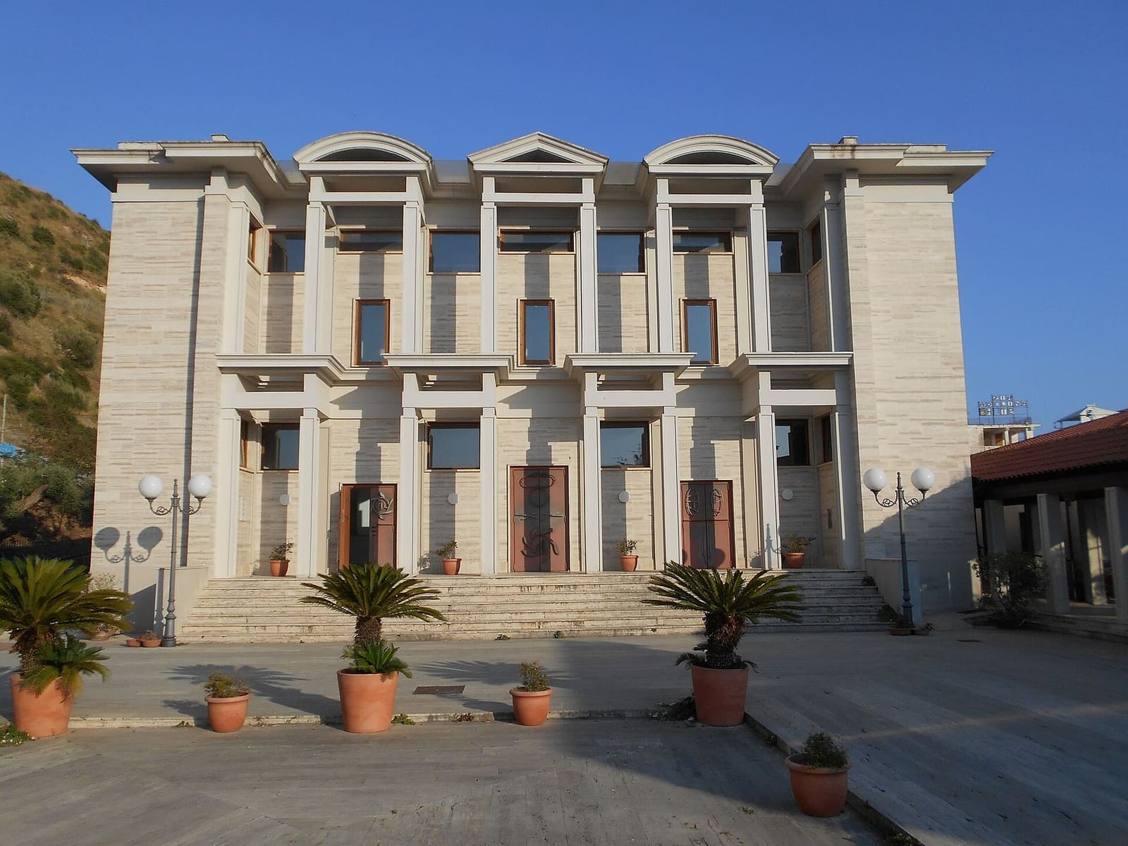das Cine-Teatro-Auditorium Parmenide von Paolo Portoghesi mit der Säulenfassade