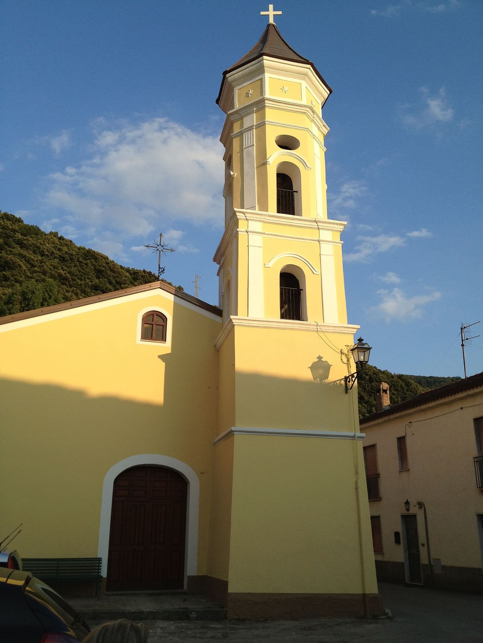 die gelbe Kirche von Terradura mit dem Glockenturm