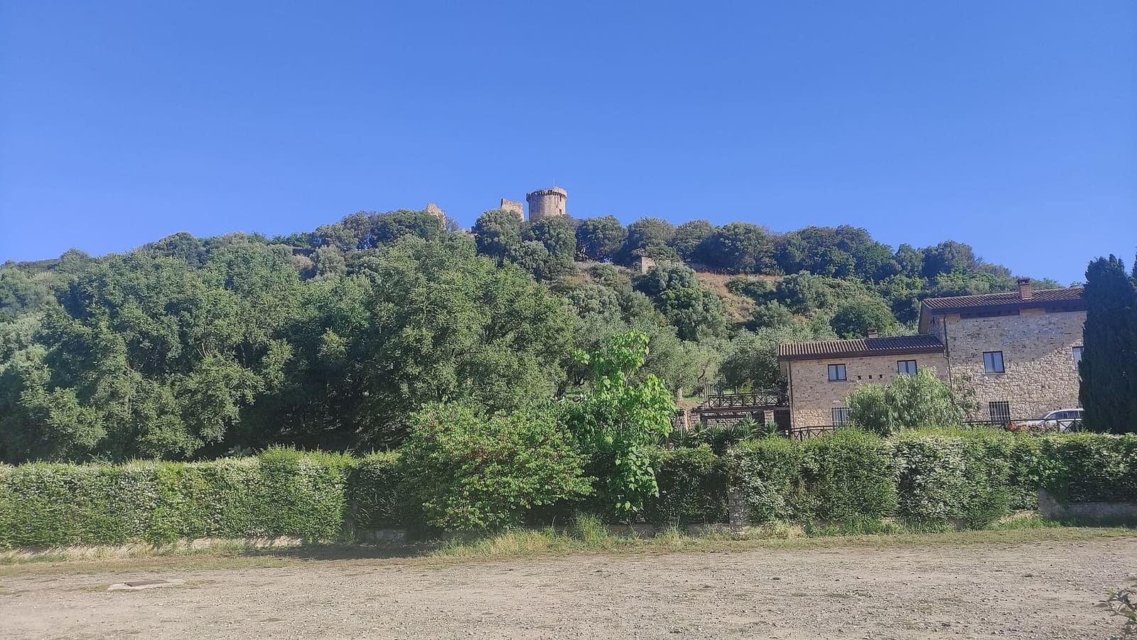 der Akropolishügel von Velia mit dem Turm, von unten gesehen