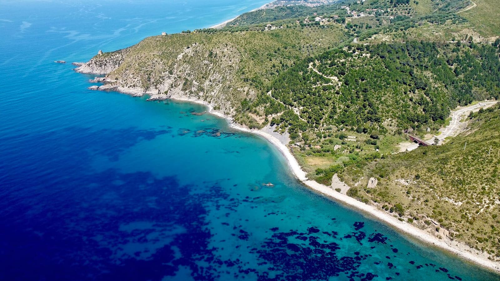 die Punta del Telegrafo von oben, mit dem Strand und der Küste, die weitergeht