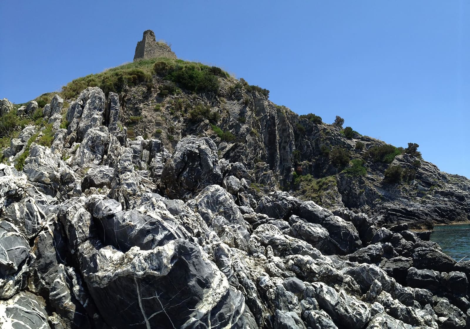 der Strand, von den Felsen der Punta del Telegrafo aus gesehen
