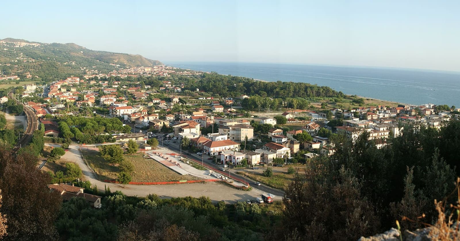 die Häuser von Marina di Ascea bis zum Strand, von oben gesehen