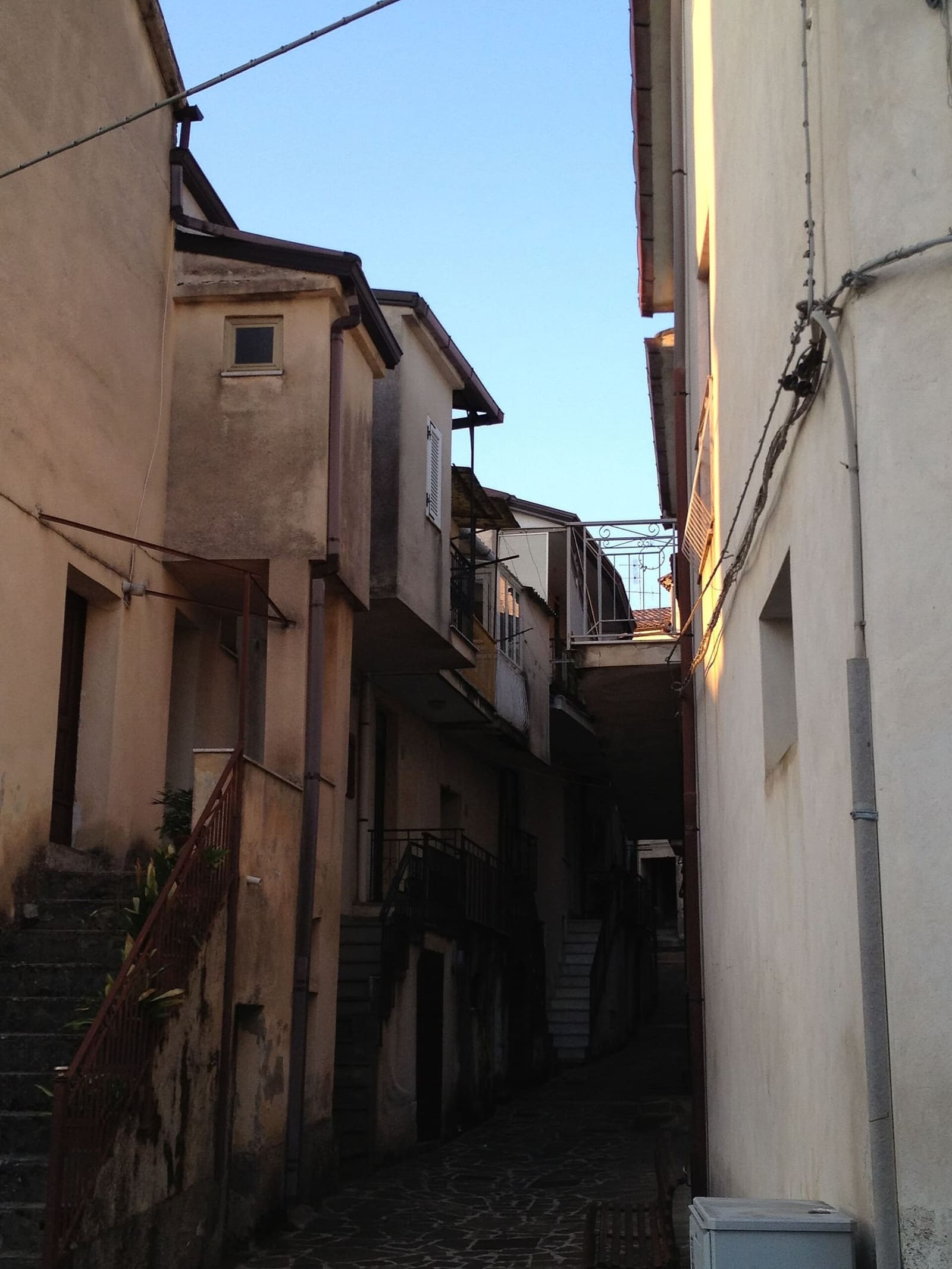 eine Gasse in Terradura zwischen Steinhäusern