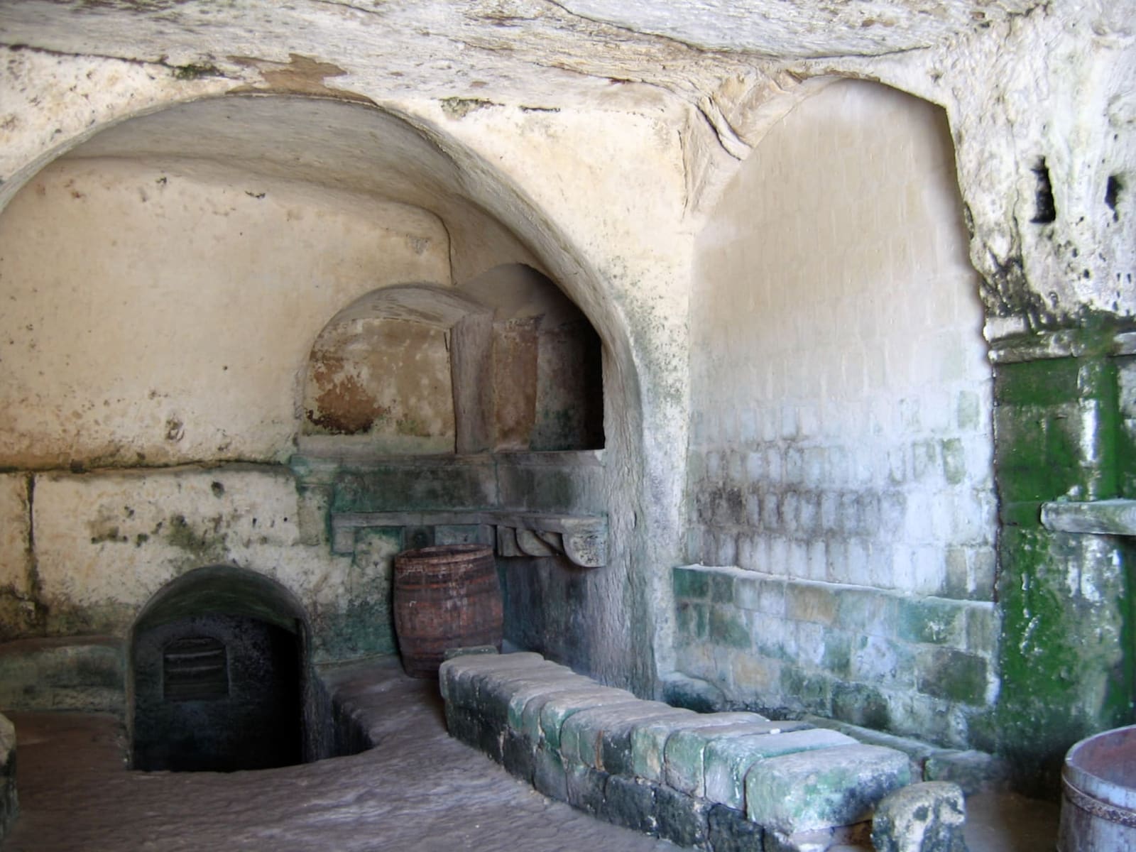 dentro una casa grotta, la cisterna scavata nella roccia e la panca di pietra