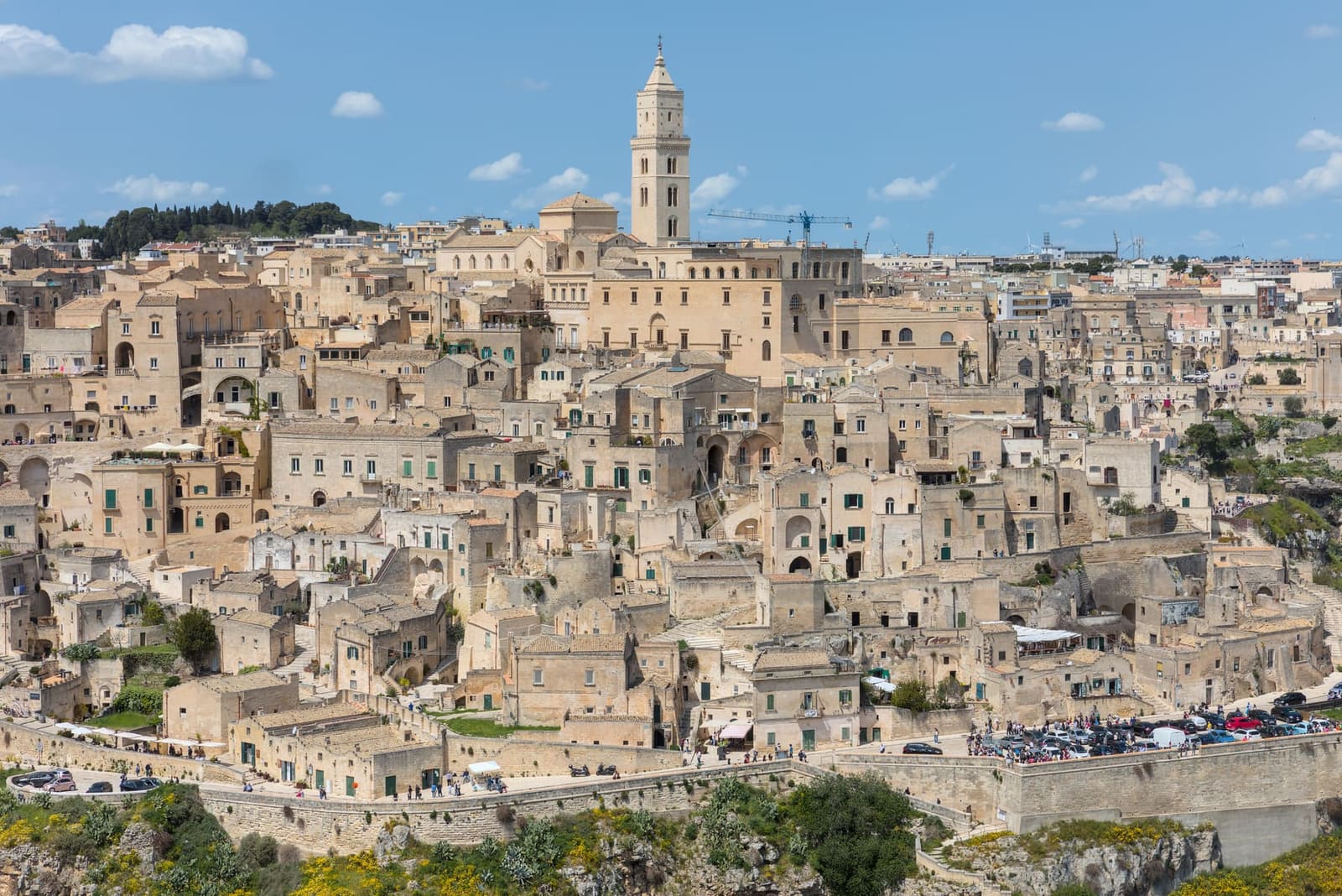 Matera vista dal belvedere di Murgia Timone, dall'altra parte della gravina, con i Sassi e il campanile della cattedrale in cima