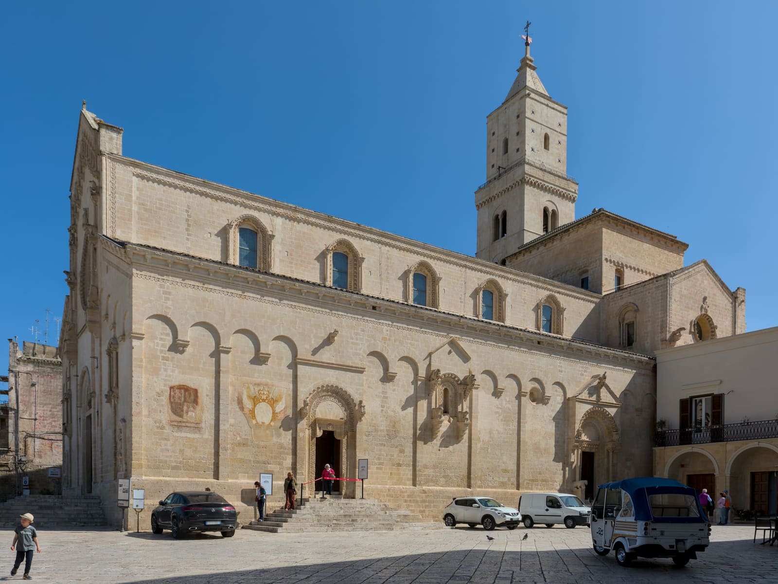 la cattedrale di Matera in piazza Duomo, con il fianco romanico e il campanile