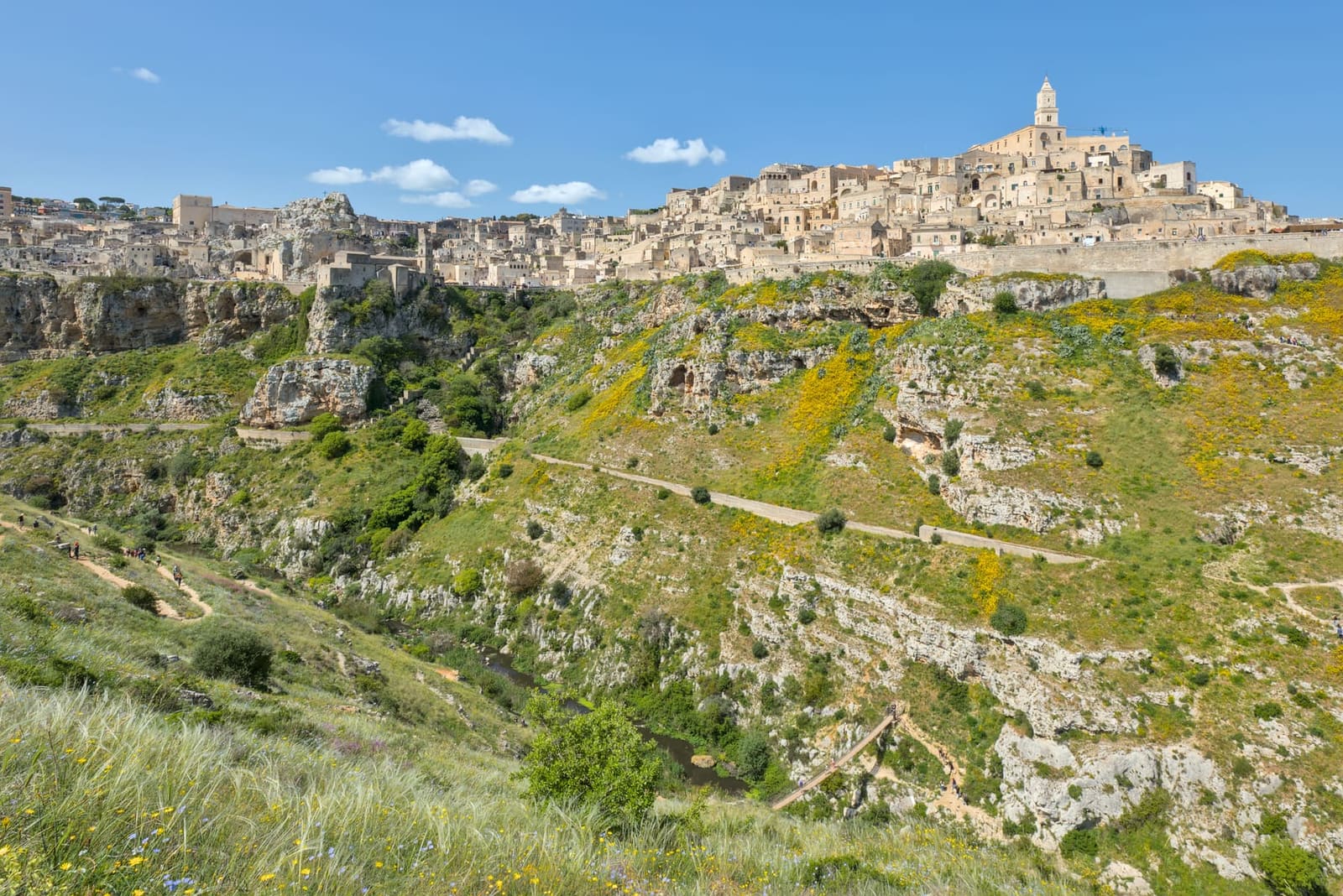 la città vecchia sul ciglio della gravina, vista in primavera dal sentiero 406