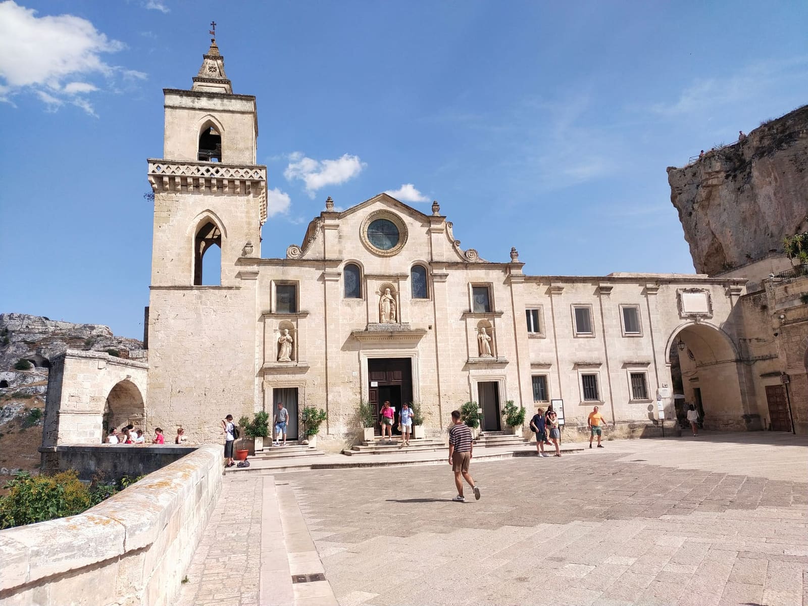 la facciata e il campanile della chiesa dei Santi Pietro e Paolo, San Pietro Caveoso