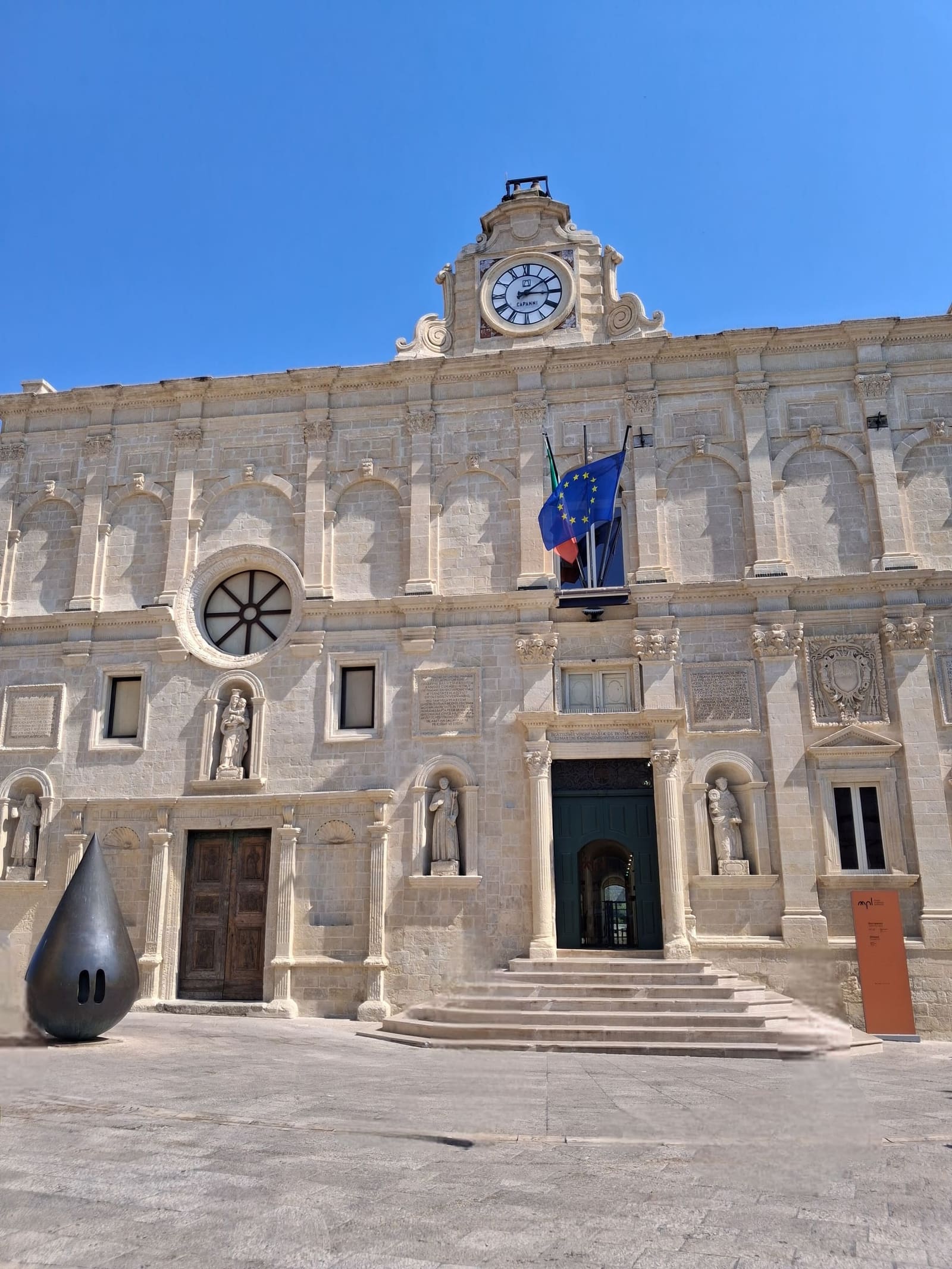 la facciata di Palazzo Lanfranchi, con l'orologio in cima e lo scalone davanti