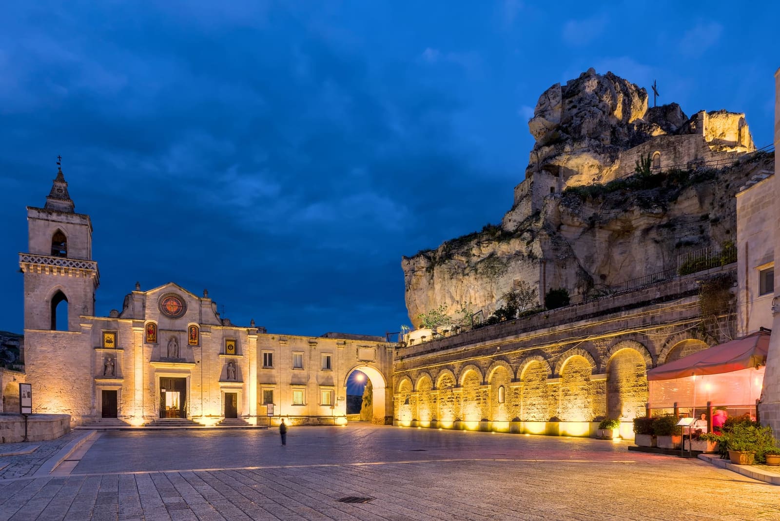 piazza San Pietro Caveoso all'ora blu, con la chiesa a sinistra e la rupe del Monterrone illuminata