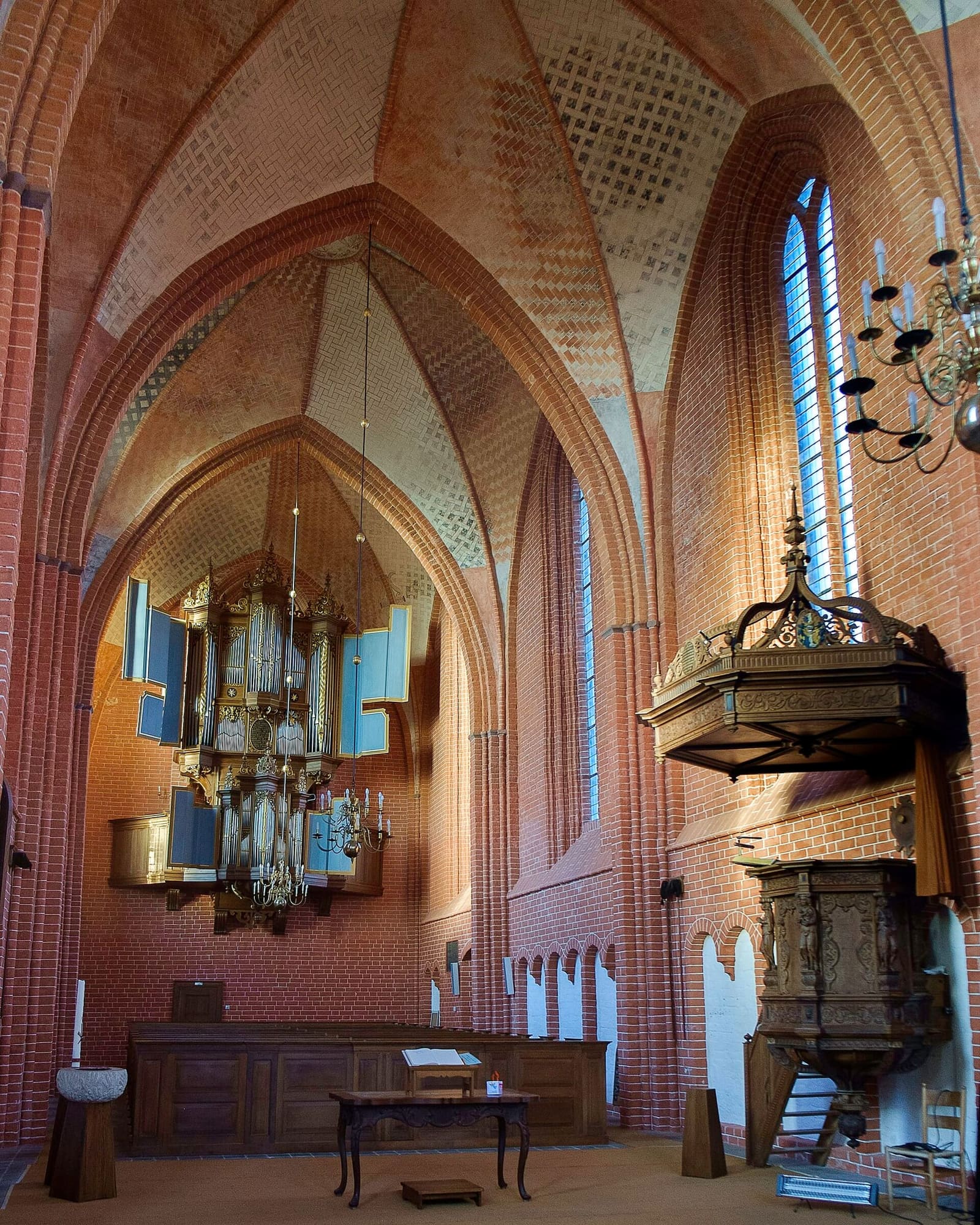 l'interno della Jacobuskerk di Zeerijp, con le volte dipinte a mattoni, l'organo e il pulpito