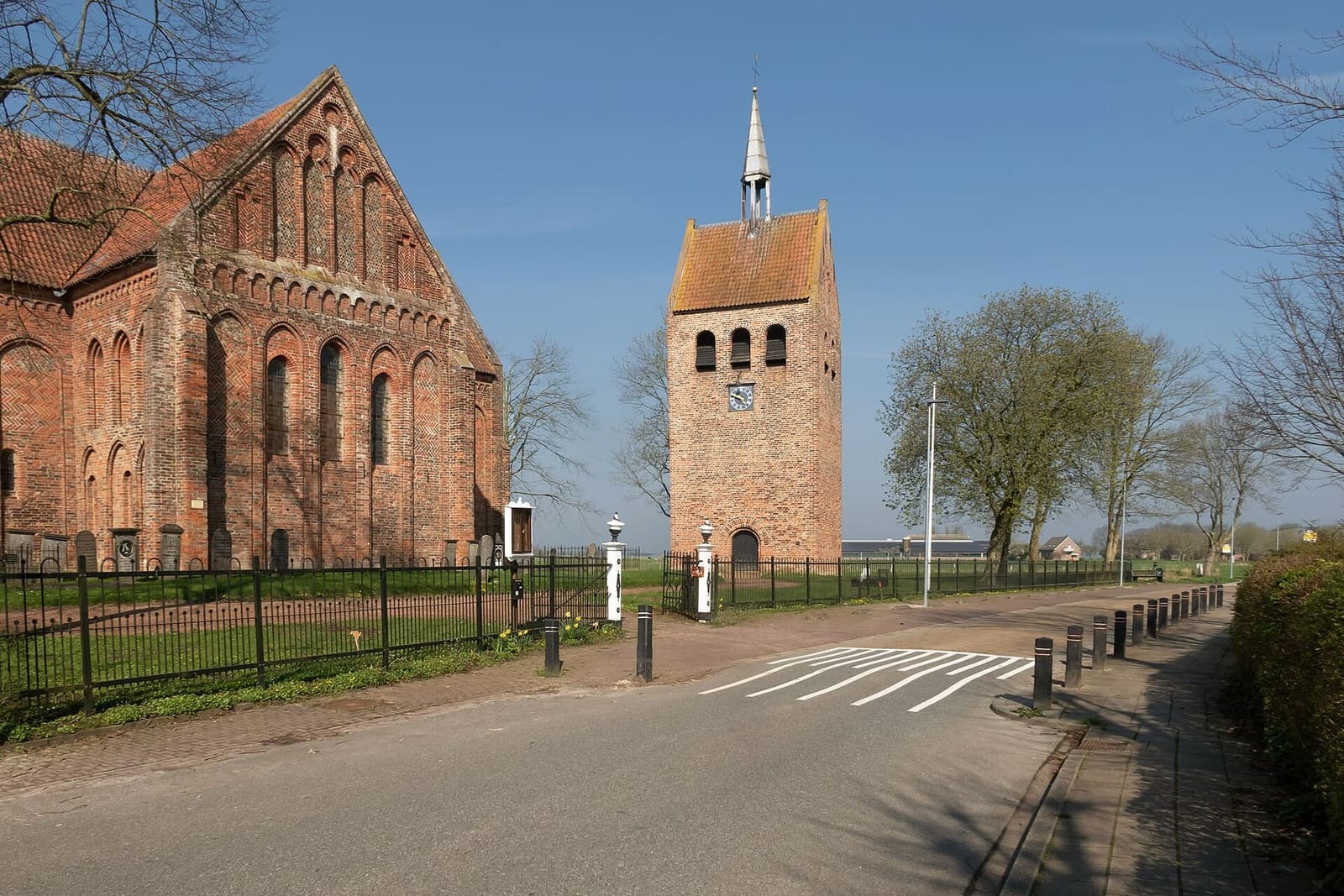 la chiesa di Garmerwolde, con il coro di mattoni rossi e il campanile staccato