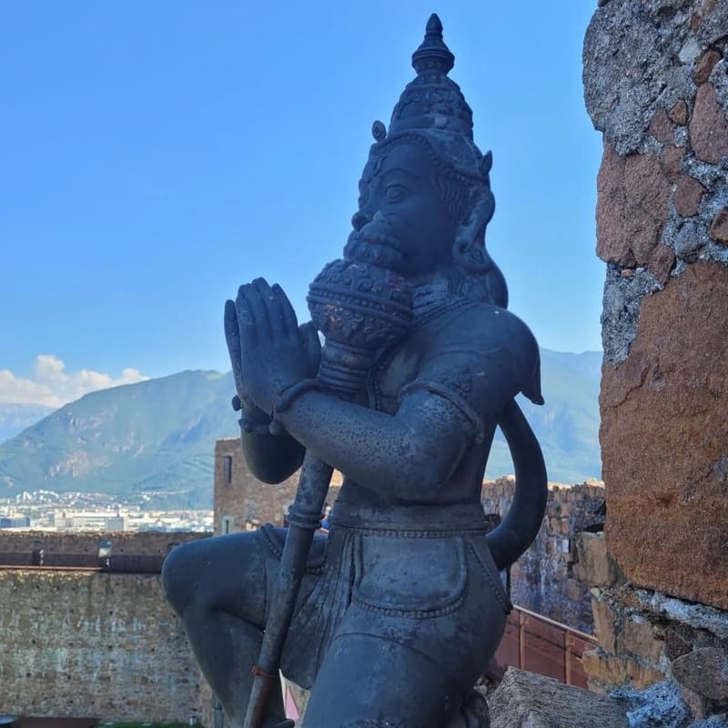 la statua di Hanuman, la divinità scimmia induista, affacciata dalle mura sulla valle