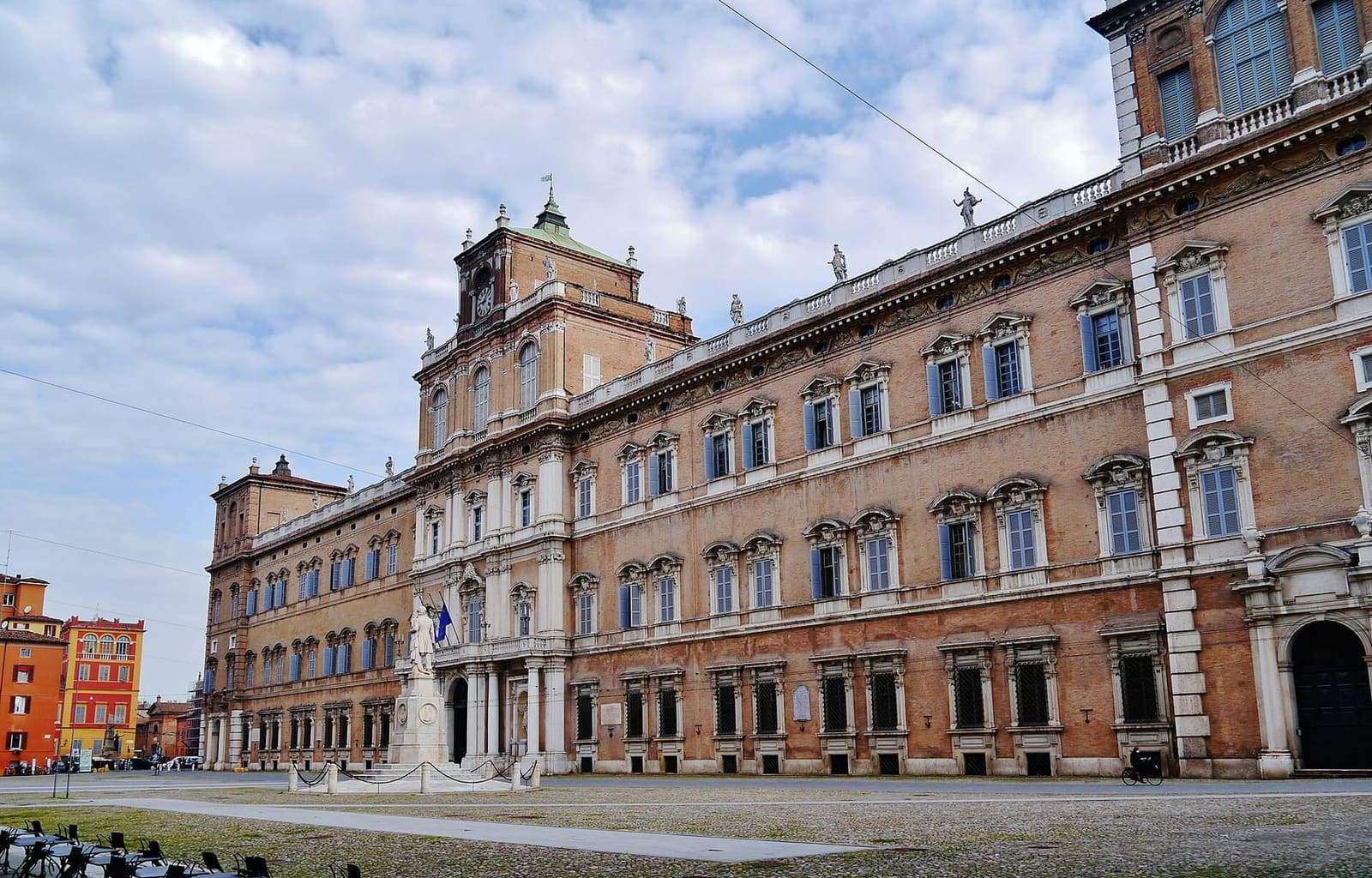 die Fassade des Palazzo Ducale an der piazza Roma, heute Sitz der Militärakademie