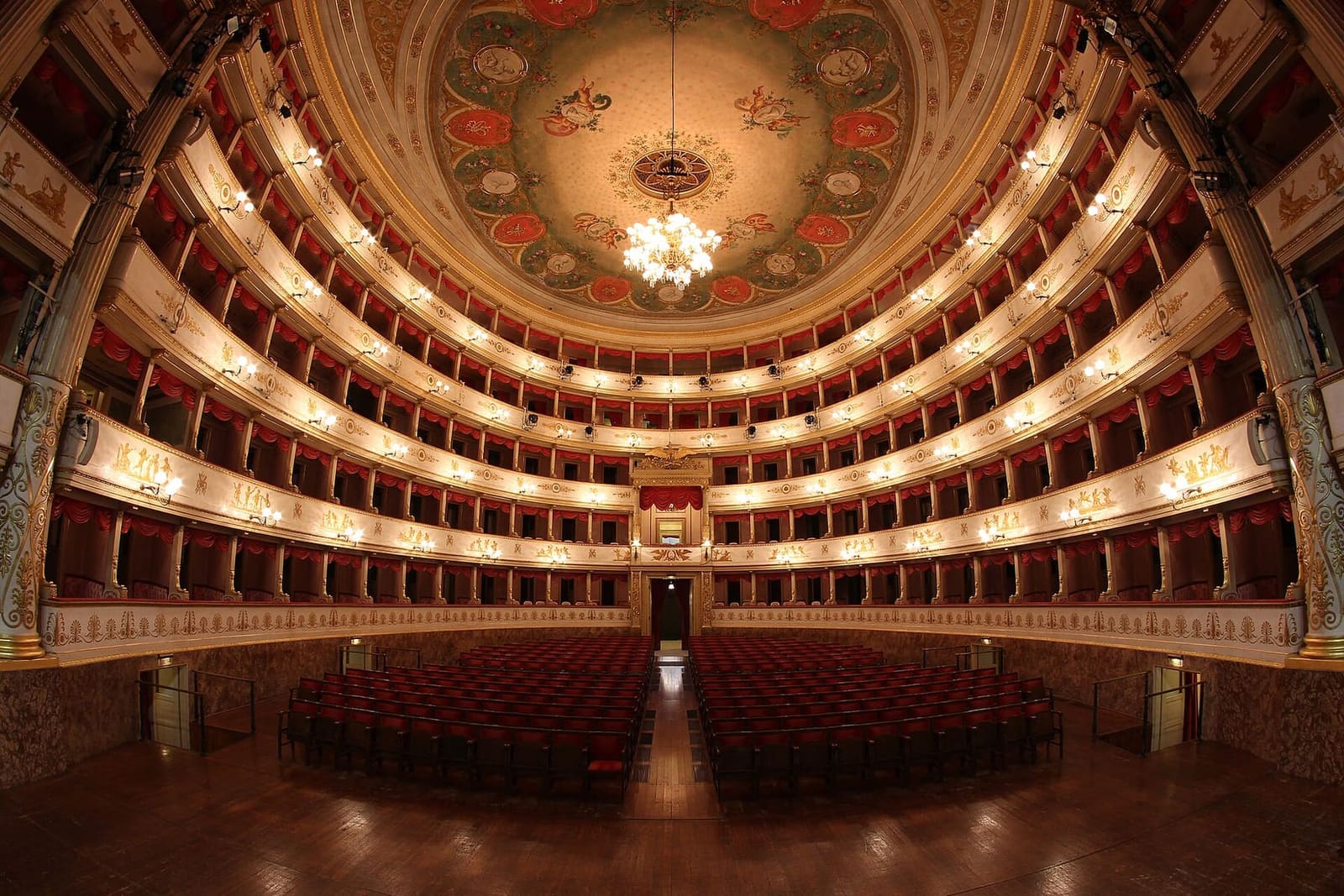 der Saal des Teatro Comunale Pavarotti-Freni, mit den Logen und dem Kronleuchter