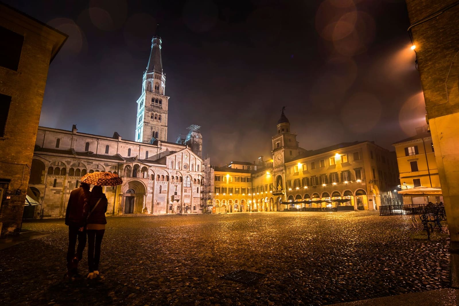 die piazza Grande an einem Regenabend im Oktober, mit dem Dom, der Ghirlandina und dem Palazzo Comunale